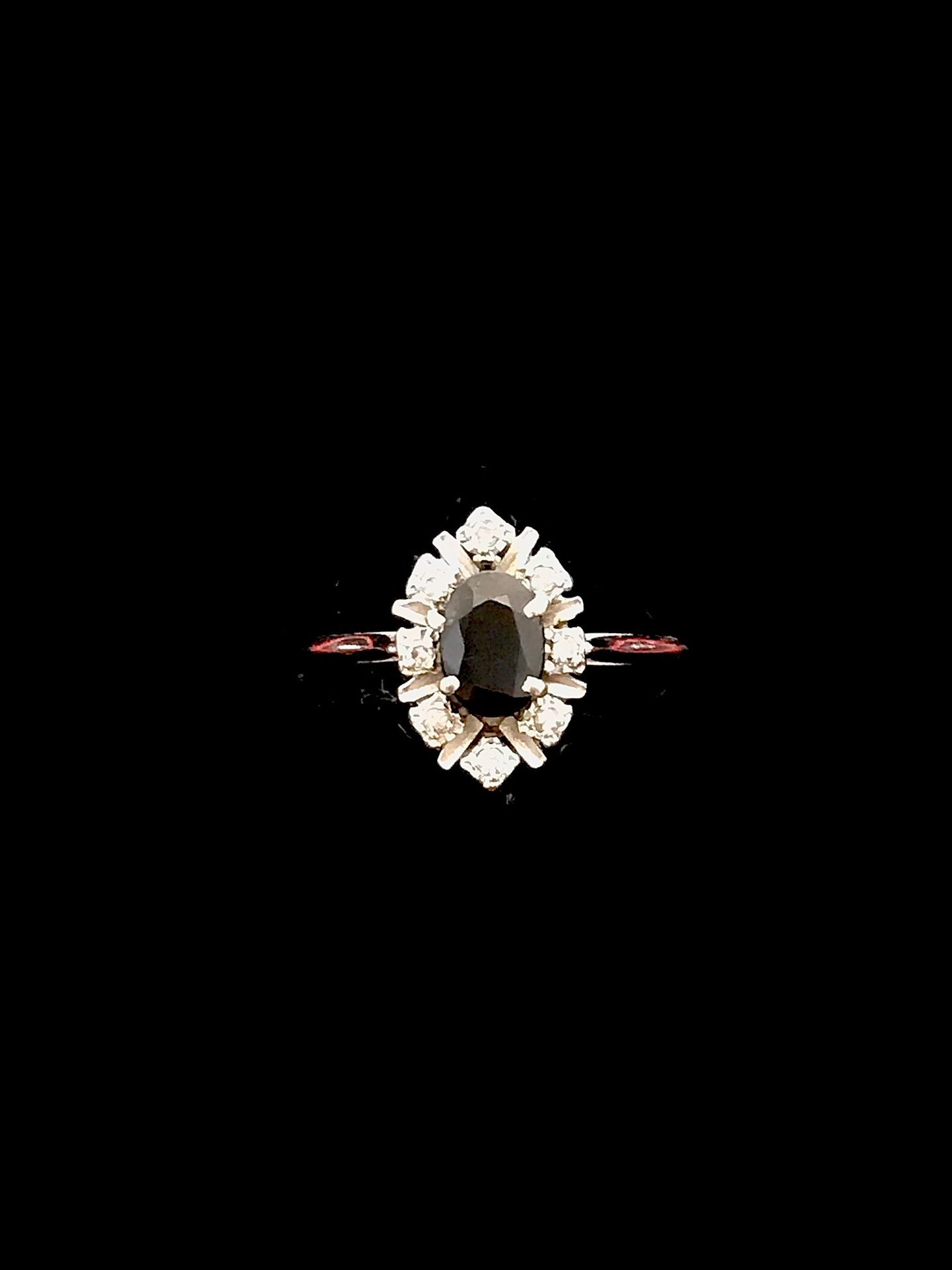 Null 蓬巴杜戒指，18K白金750°/00，镶嵌一颗约0.80克拉的椭圆切割蓝宝石，周围环绕着。

由圆形明亮式切割钻石组成。表圈尺寸：14.17 x 9.&hellip;