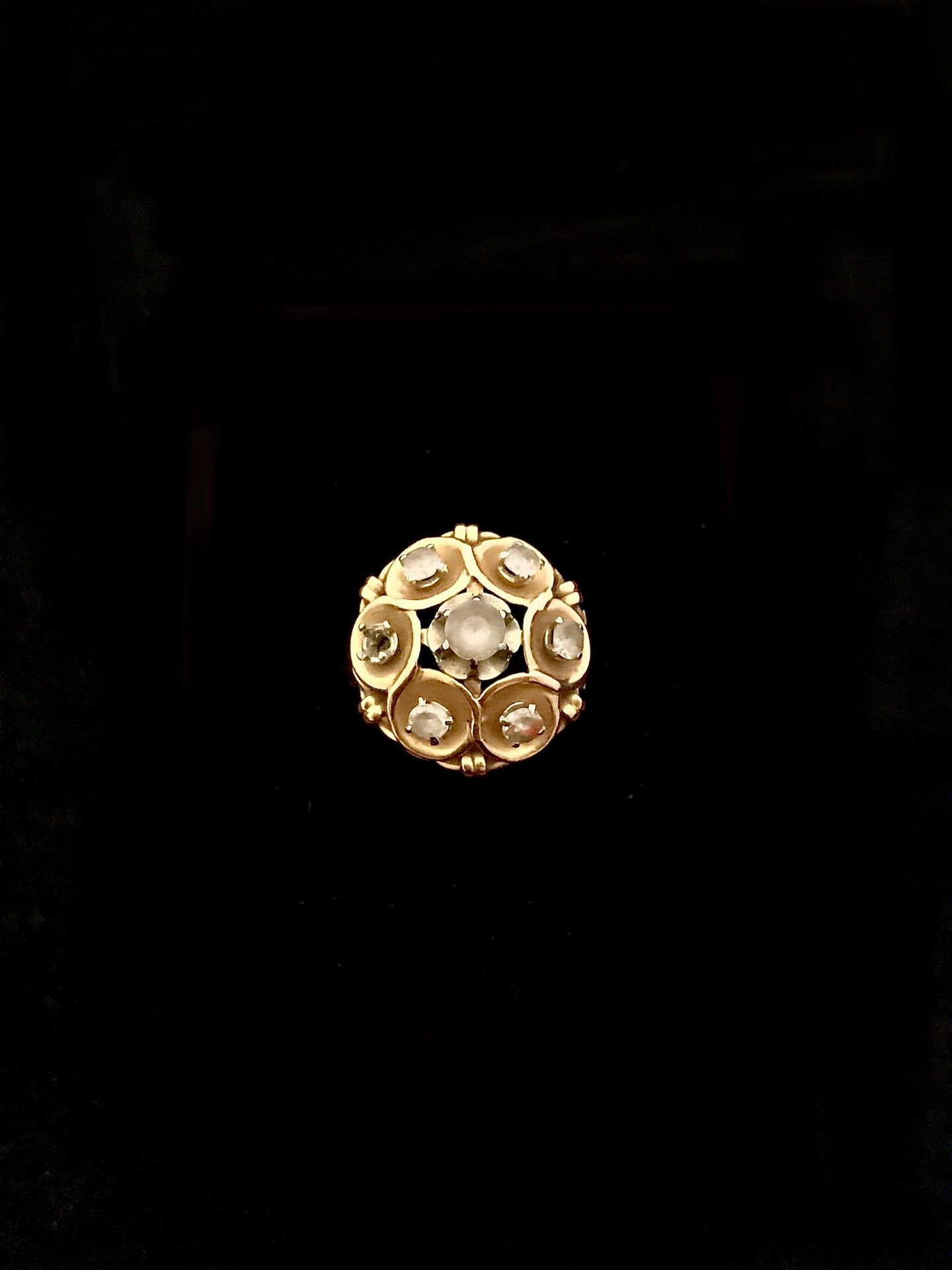 Null 雏菊戒指，18K黄金750°/00，镶嵌白色宝石（碎片）。表圈直径：17.30毫米。TDD 57.毛重：3.91克。