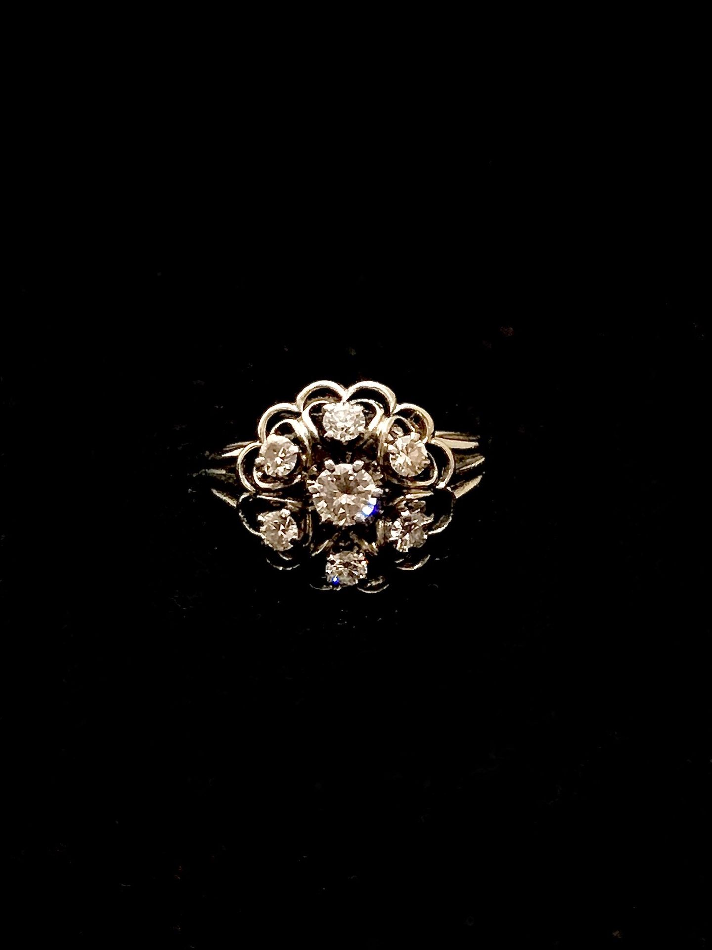 Null Flower-shaped ring in white gold 750°/00 and diamond.

Gross weight: 4.78 g&hellip;