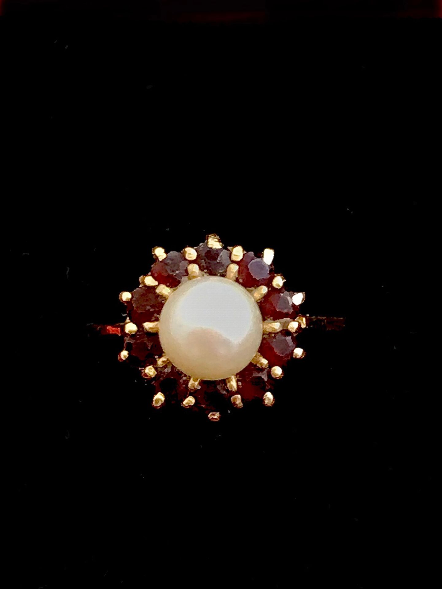 Null 雏菊戒指，18K黄金750°/00，以一颗养殖珍珠为中心，镶嵌圆形明亮式切割杏仁石榴石。设计的直径：8毫米。TDD 57, 毛重: 4.10 g.