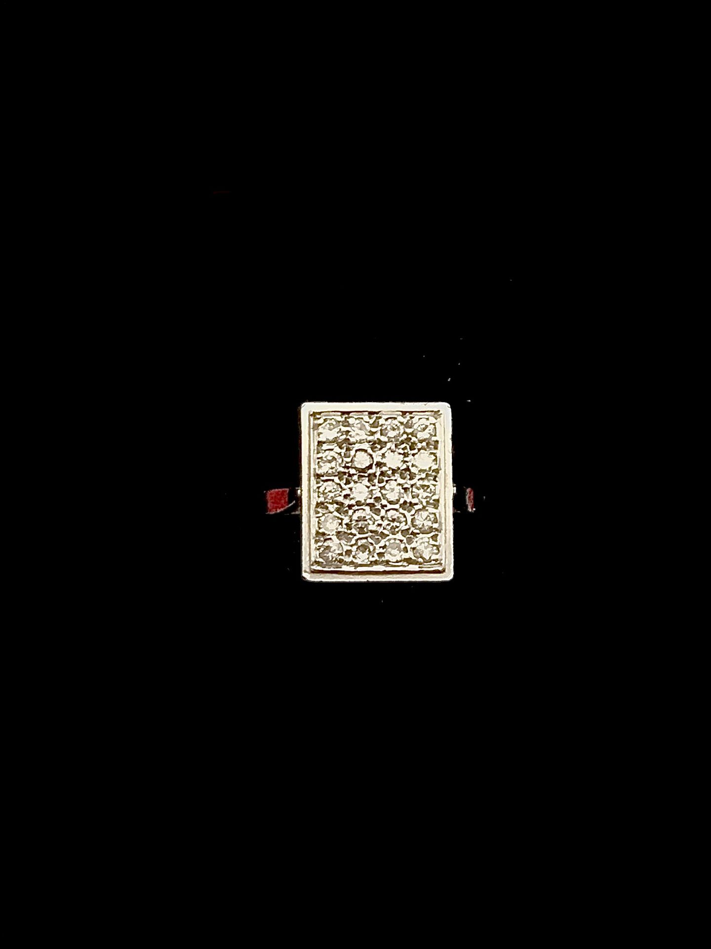 Null Anillo de oro blanco 750°/00 con bisel rectangular engastado con diamantes &hellip;