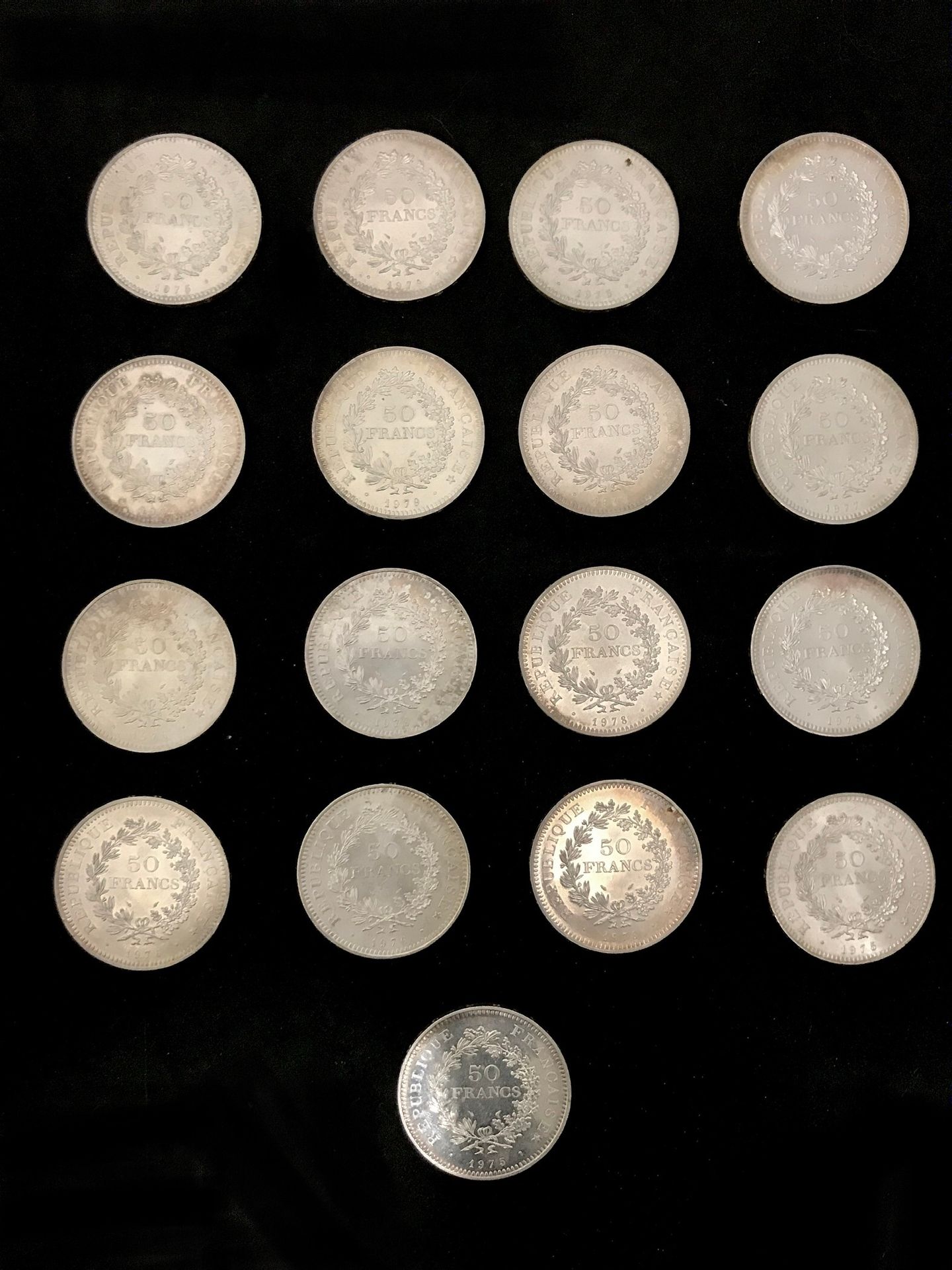 Null Lot of 17 silver coins of 50 francs. Total gross weight: 508,93 g.