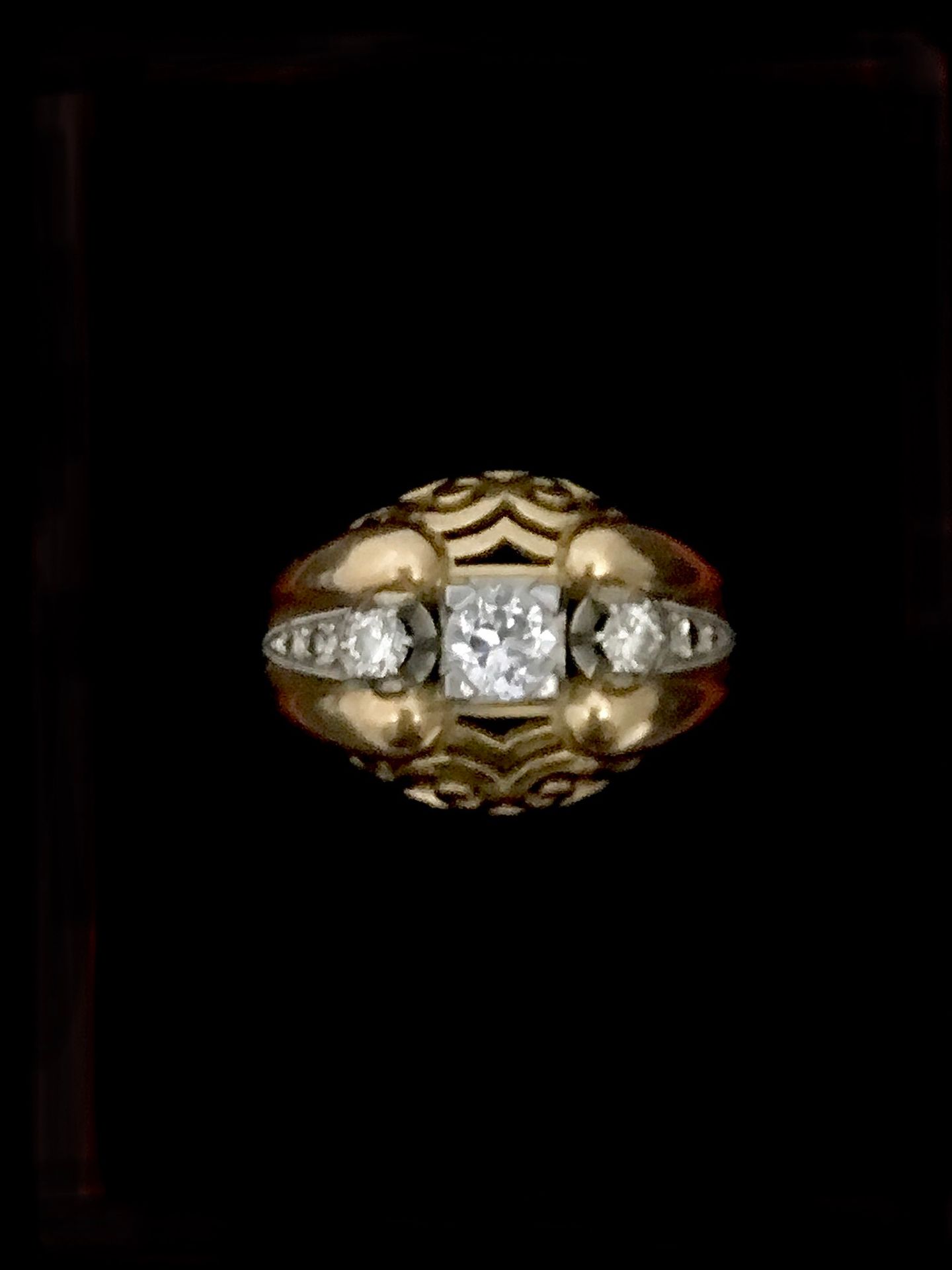 Null 20世纪50年代的一枚18K黄金750°/00和铂金80°/00的戒指，有镂空交错的图案，镶嵌着现代或8/8圆形明亮式切割钻石（其中最大的钻石约为0.&hellip;