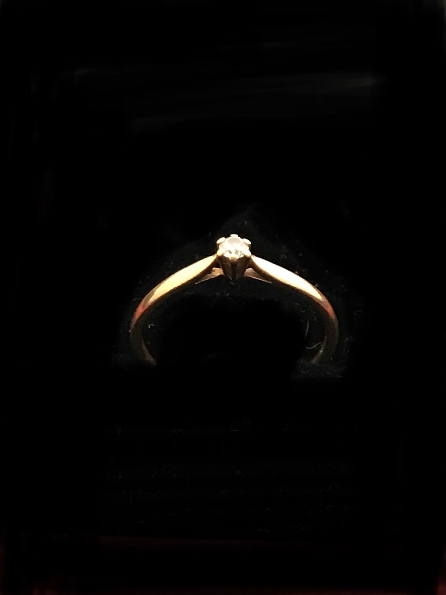 Null Solitaire ring in 18k yellow gold 750°/00 set with a modern round brilliant&hellip;