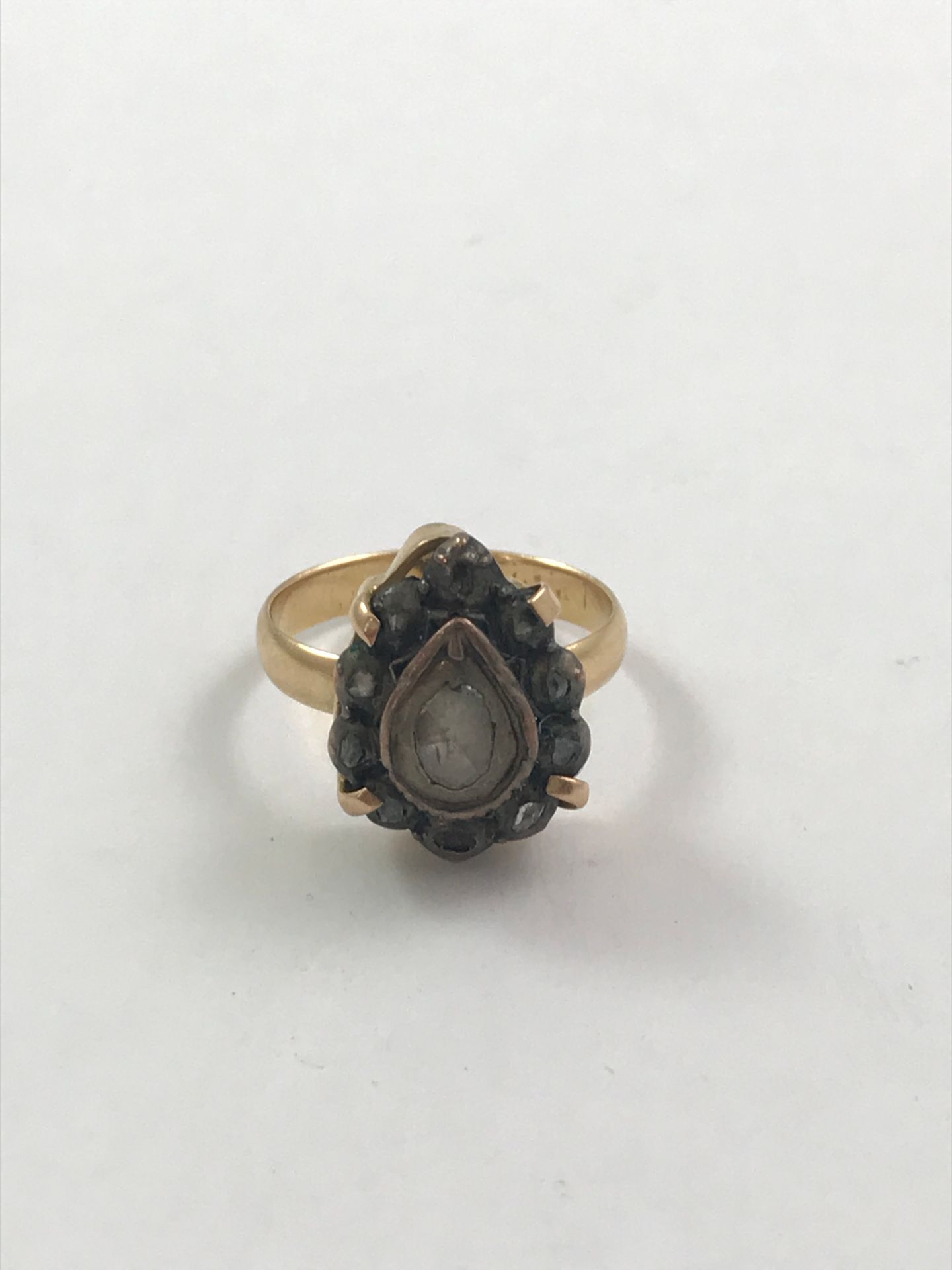 Null Bague en or jaune 750°/00 argent sup. À 800°/00 et vermeil ornée d’un motif&hellip;