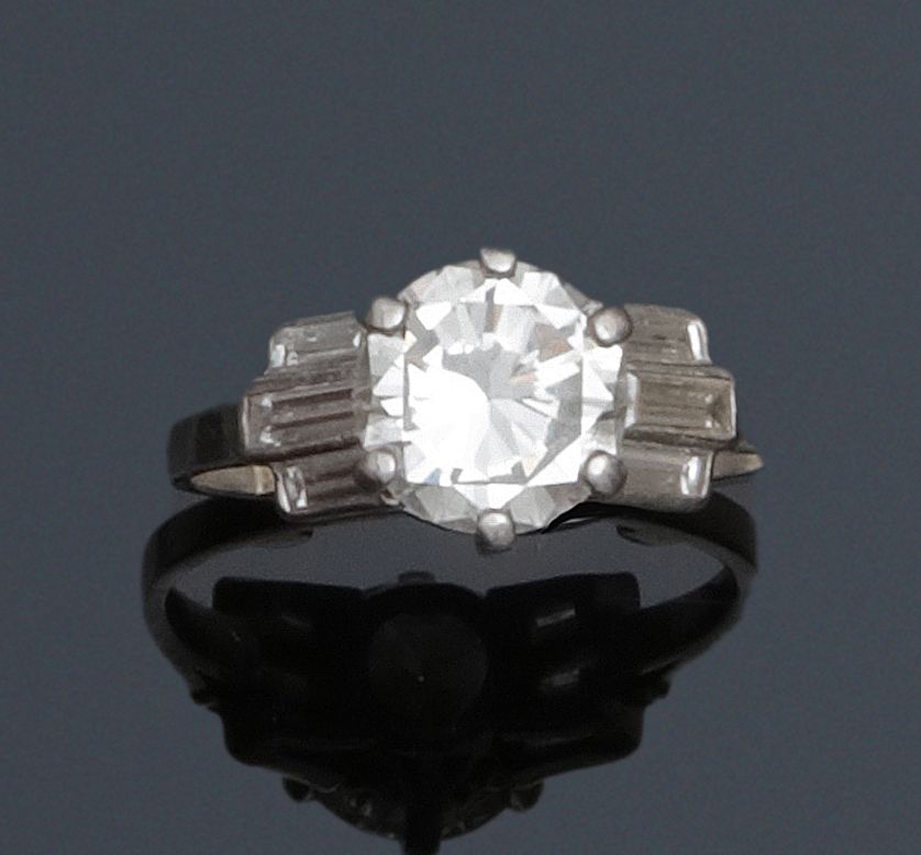 Null 850°/00铂金和750°/00白金单颗钻石戒指，镶嵌着一颗约2.38克拉的现代圆形明亮式切割钻石（直径约8.71-8.86毫米；高5毫米），两侧有&hellip;
