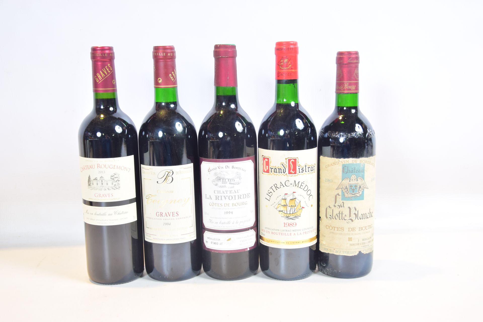 Null Lot of 5 bottles including :

1 Blle CH. ROUGEMONT Graves 2013

1 Blle CH. &hellip;