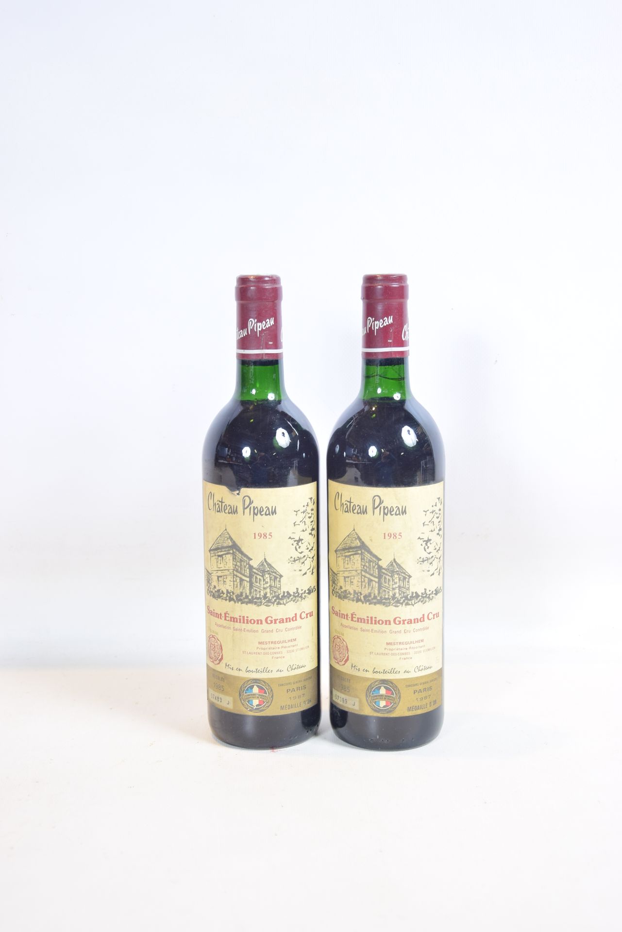 Null 2 Blles CH. PIPEAU St Emilion GC 1985

	Faded and stained. N: bottom neck/ &hellip;