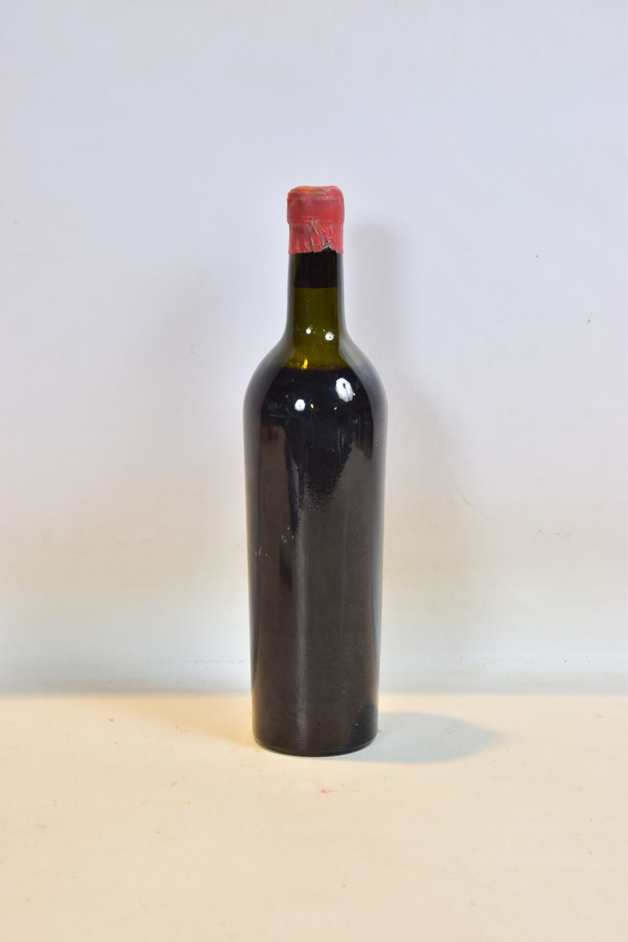 Null 1 Blle CH.圣爱美浓葡萄酒 1934

	没有标签。通过胶囊和软木塞进行确认。N：中肩。