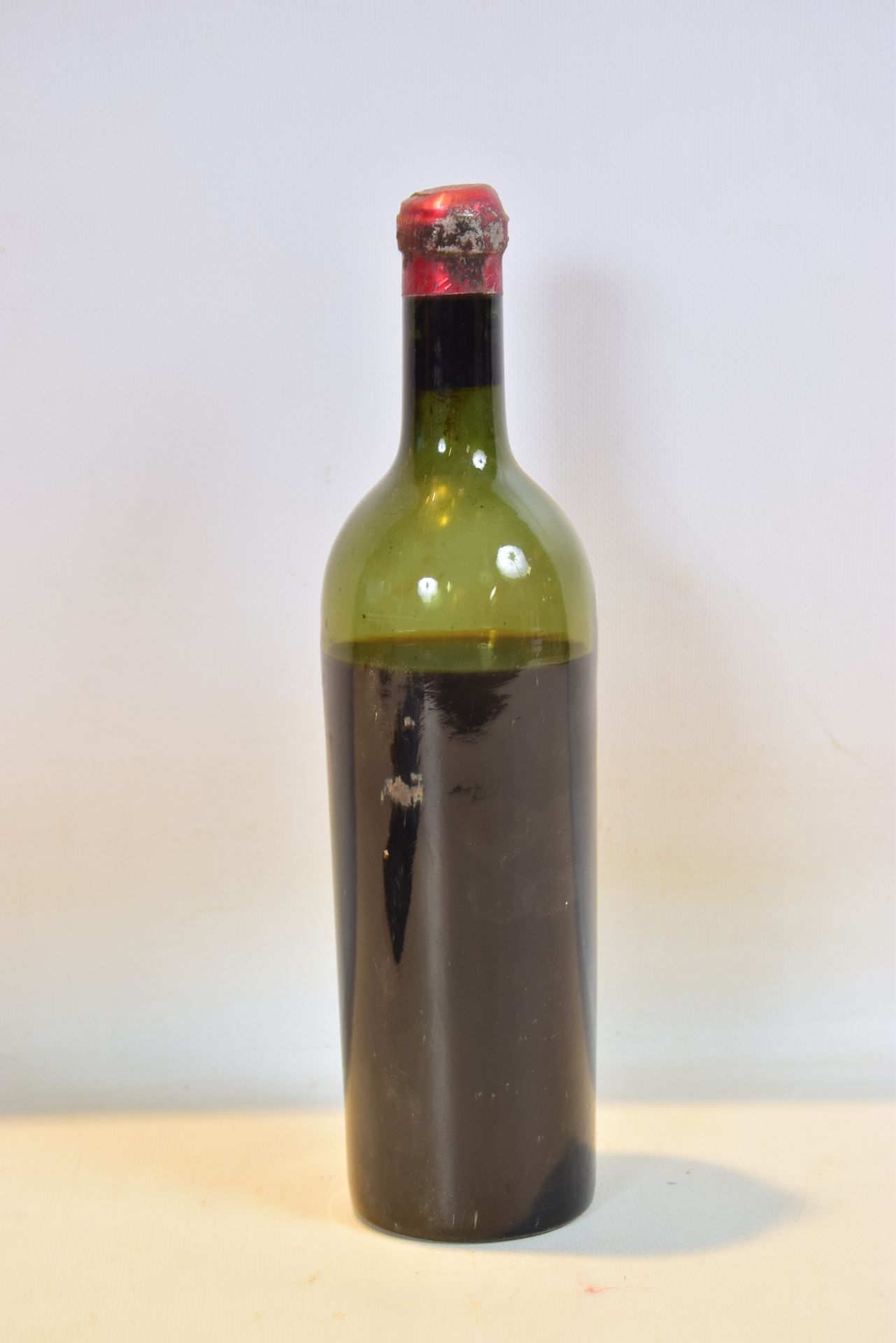 Null 1 Blle CH. LAFITE ROTHSCHILD Pauillac 1er GCC Mill ?

	No label. Unreadable&hellip;