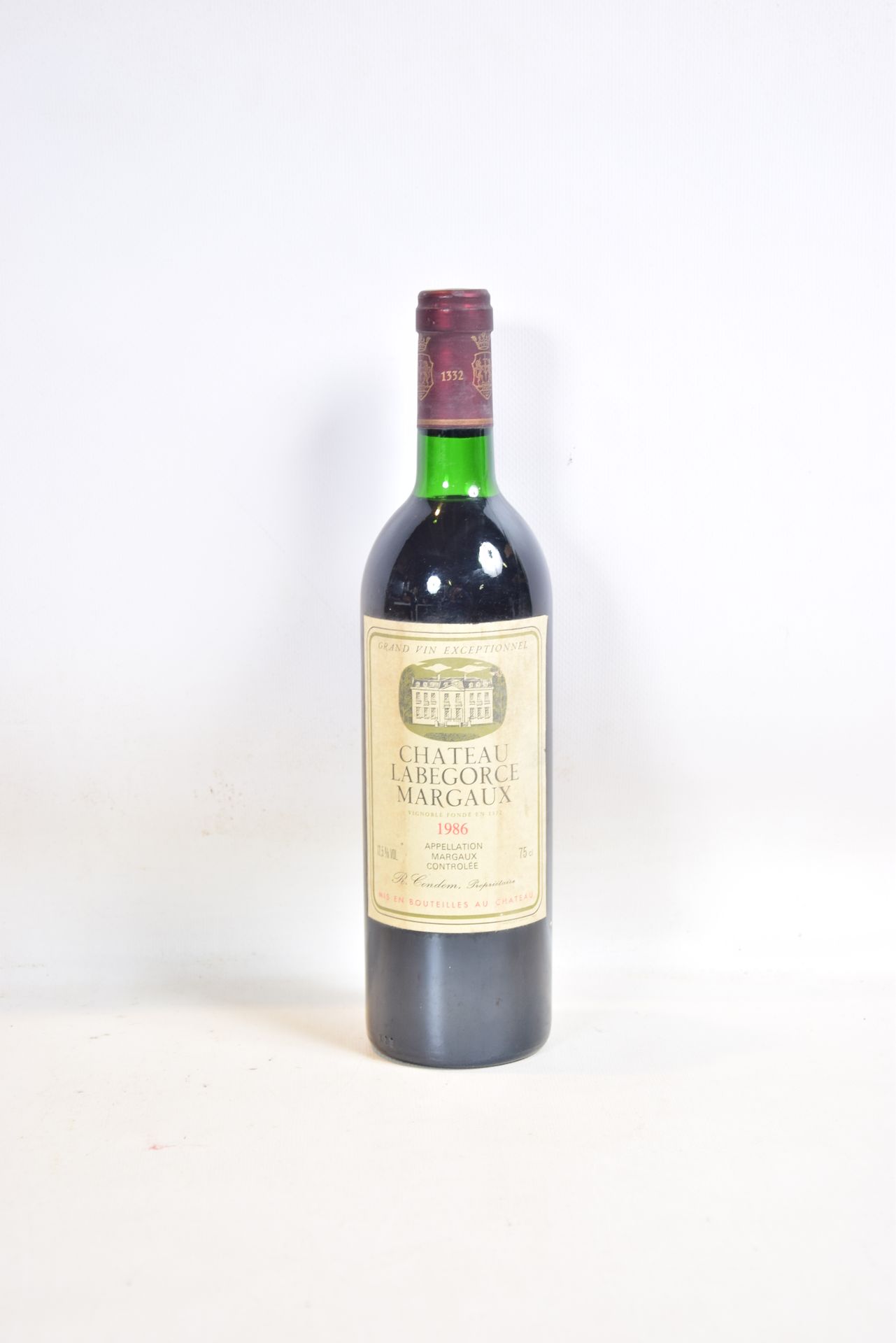Null 1 Blle CH.拉贝戈尔斯-玛歌葡萄酒 1986

	而且。有点褪色，有污渍。N：肩部顶部的限制。