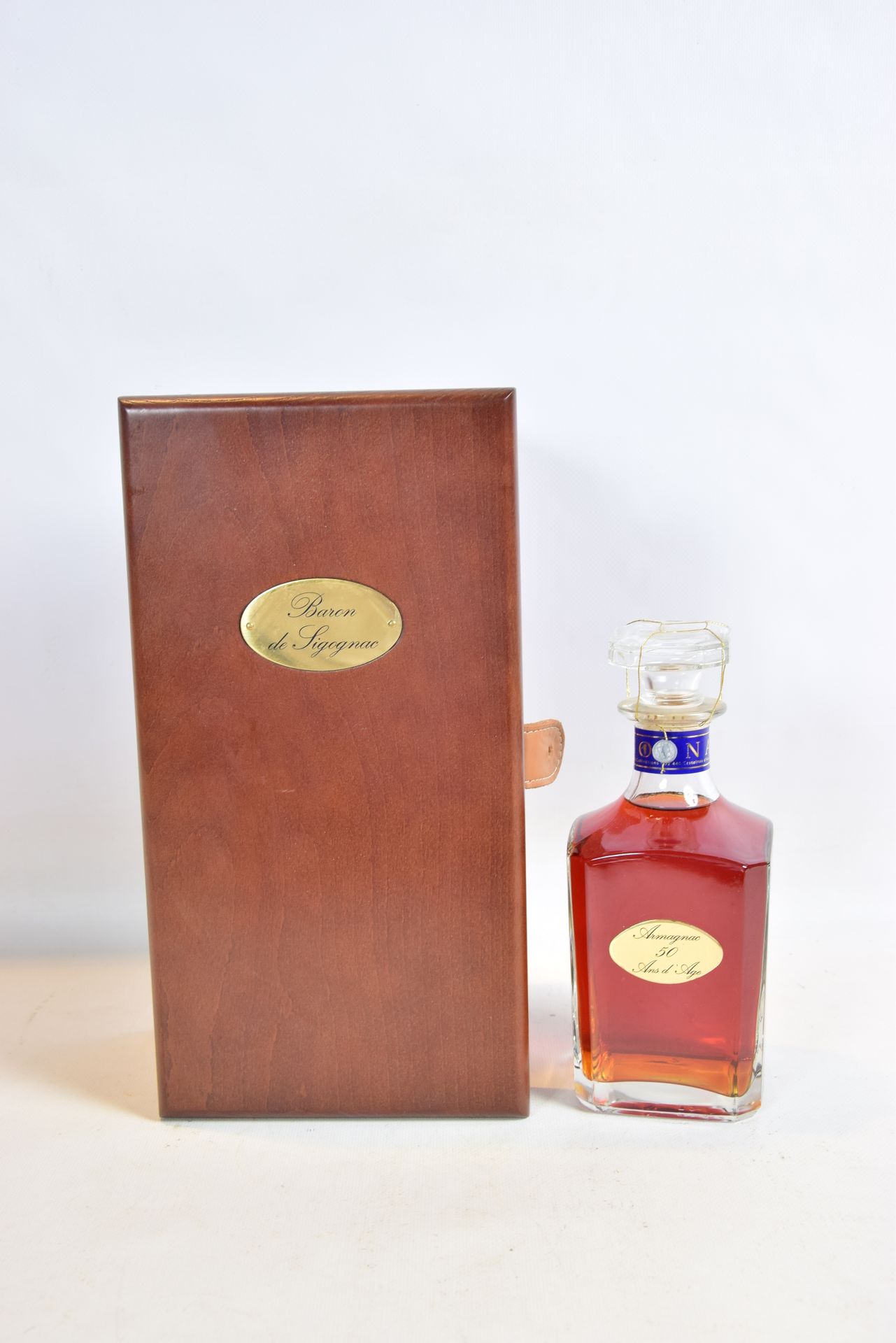 Null 1杯阿马尼亚克酒（BARON DE SIGOGNAC）50年陈酿

	70 cl- 40°。在一个著名的木盒中的美丽展示