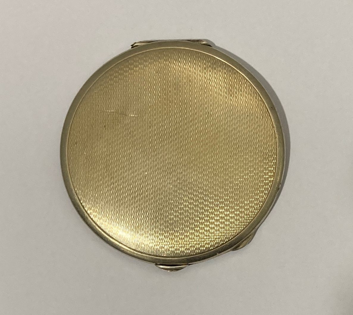 Null Linsenförmiger Taschenspiegel aus englischem Silber mit guillochiertem Deko&hellip;