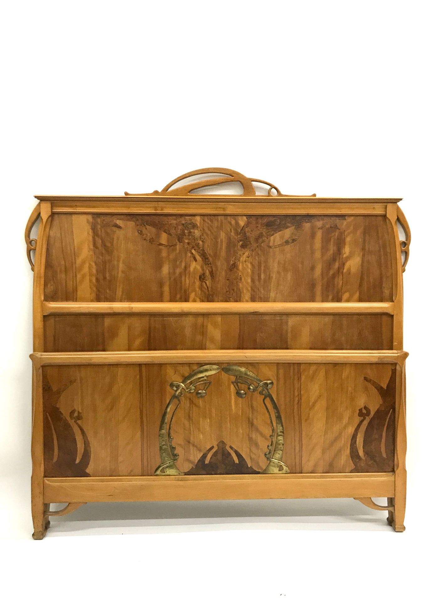 Null Léon Bénouville Paris 1860-1903 

Bedroom furniture 

in carved wood, marqu&hellip;