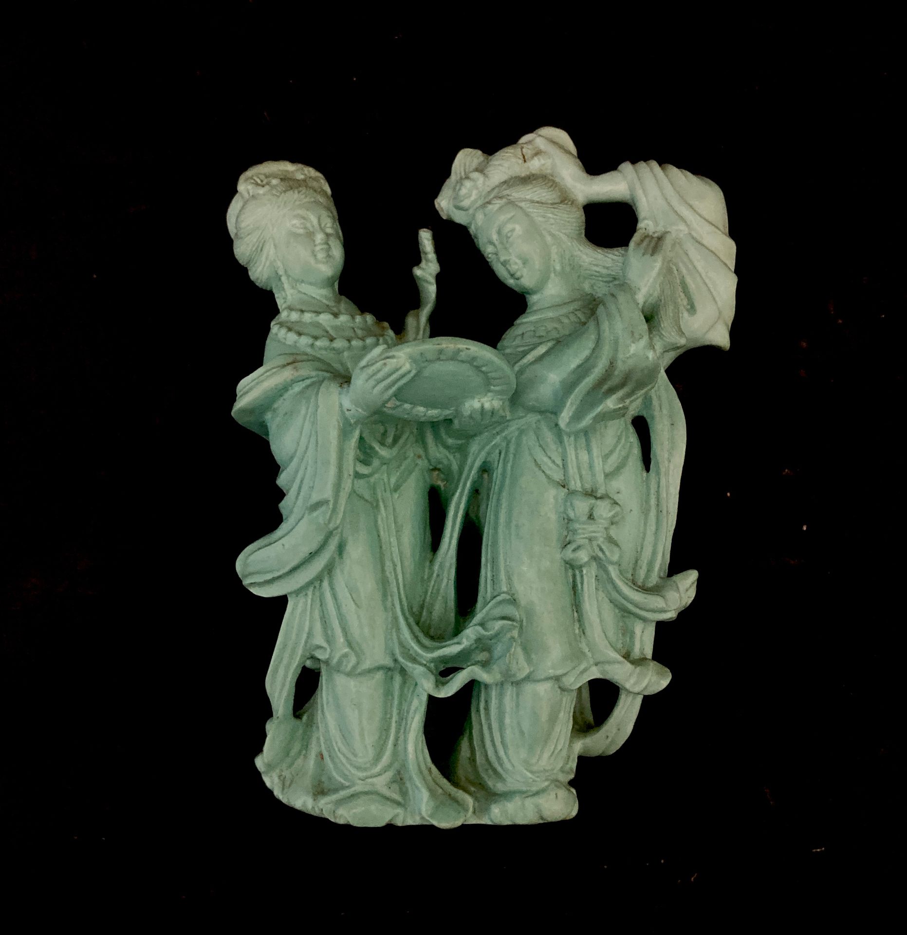Null Sujet en résine turquoise représentant deux déesses. Haut. 10 cm. Long. 7,5&hellip;