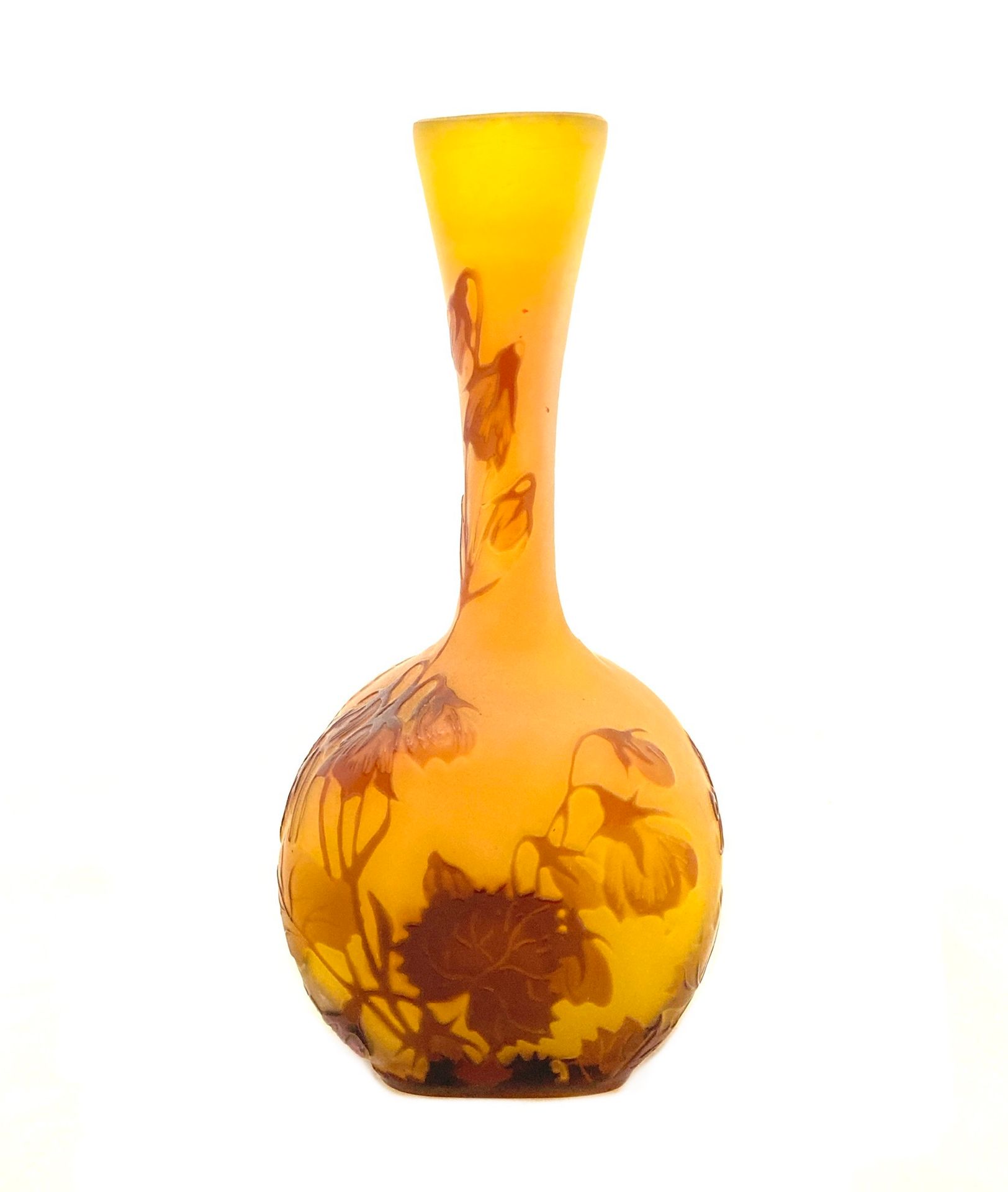Null 
埃米尔-加勒 1846 - 1904。 

一个多层玻璃的Soliflore花瓶，在底部有签名，有酸蚀的茄子色调的花卉设计。

高14,3厘米。