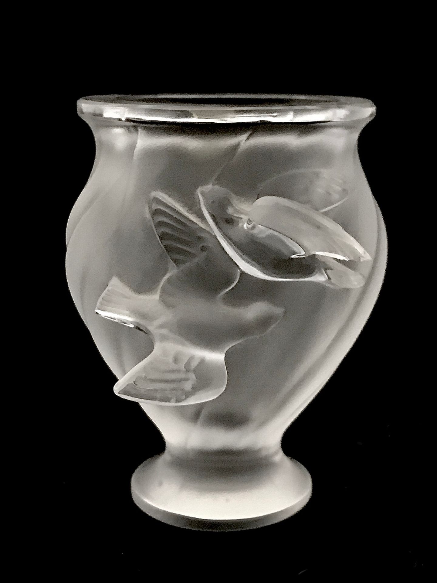 Null Lalique 法国，René LALIQUE之后 1886-1945 模制水晶 "鸽子 "花瓶。背面有签名。高11厘米。鸽子翅膀上的一个芯片。