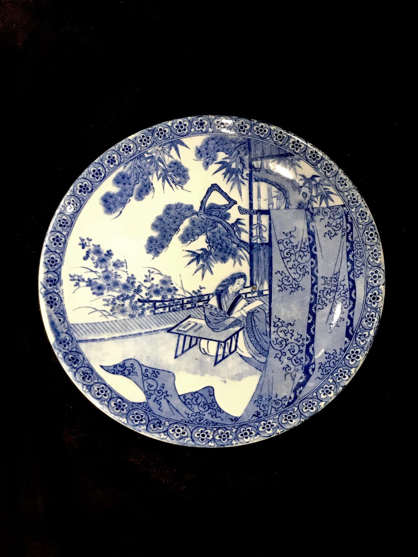 Null Japon, plat à décor bleu d'un lettré assis. Diam. 31 cm. Décor au pochoir