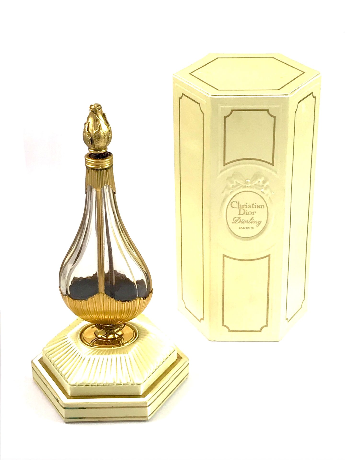 Null 克里斯蒂安-迪奥

 "迪奥林" 1963年

奢华的瓶子

无色巴卡拉压制水晶，镀金青铜，椭圆形，球状切面的水晶体上装饰着路易十五的贝壳，有标题的基&hellip;