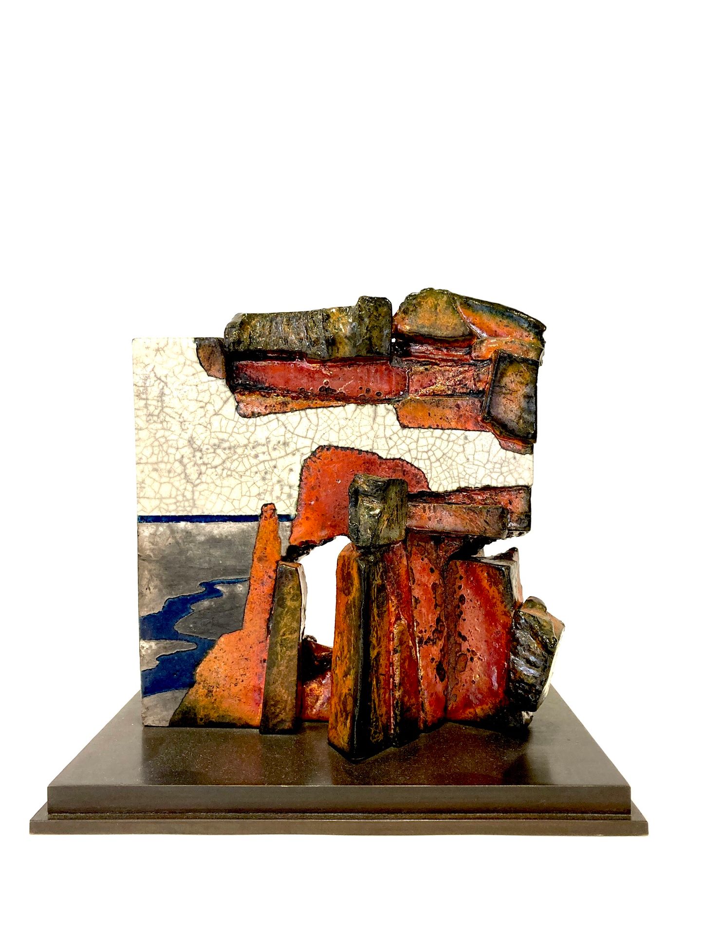 Null 韦恩-希格比生于1943年

"烟囱缺口 "2001

釉面和火焰的石器雕塑。

基座。

背面有艺术家的印章。

高19厘米。长22厘米。深度：12&hellip;