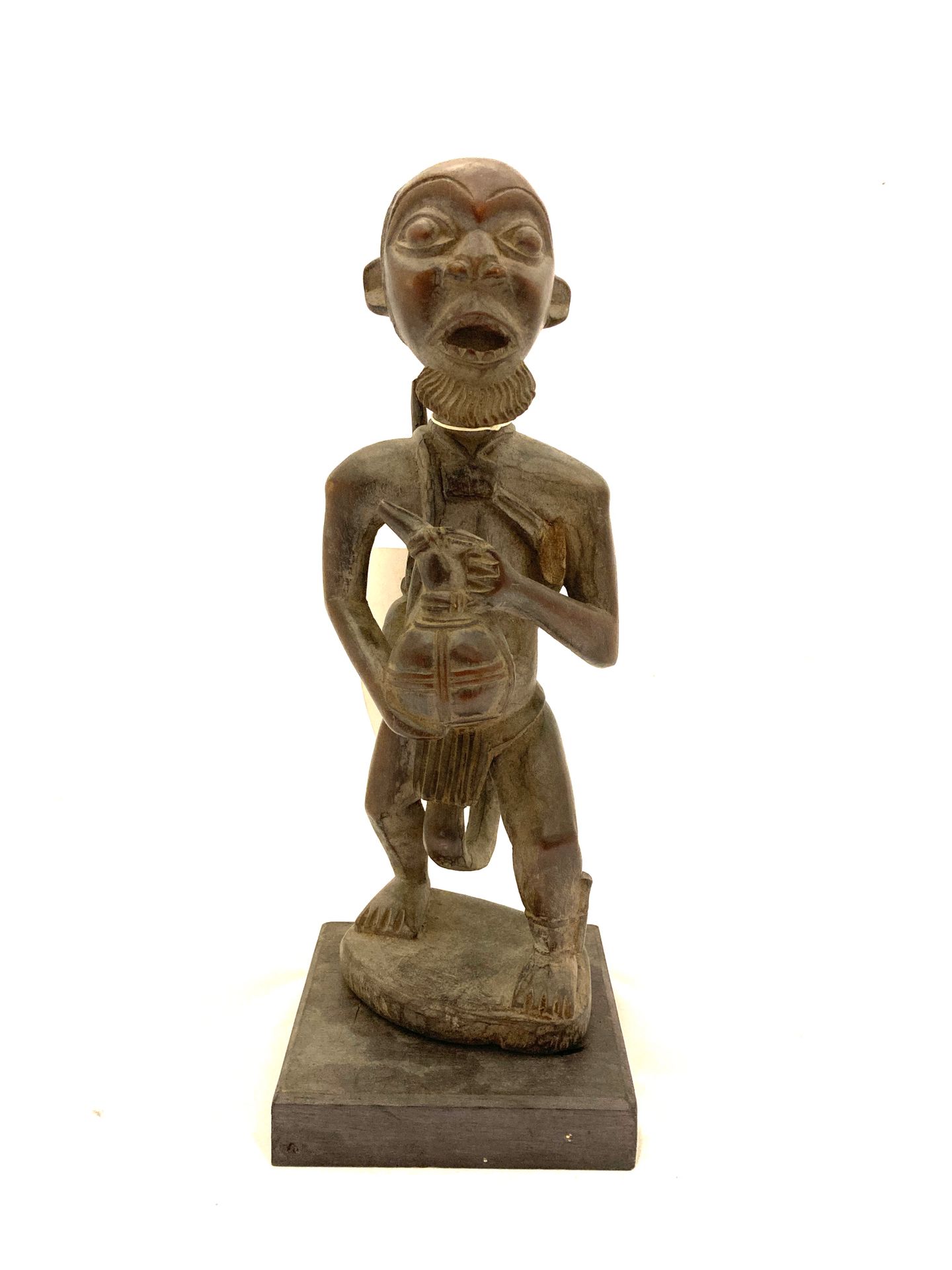 Null 非洲，BAMILEKE雕像（喀麦隆西南部

的味道中。祖先手持象征其权力的仪式性号角。这个人物身穿腰布，戴着特有的酋长帽。高29.8厘米。基座。人物左&hellip;