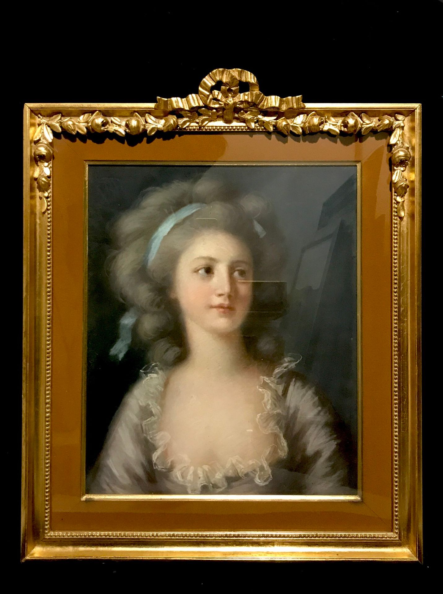 Null 法国学校在路易十六时期的品味。粉彩画，一个拿着灰色红宝石的年轻女孩的肖像。镀金的木材和灰泥框架。高度：45厘米。长36厘米。