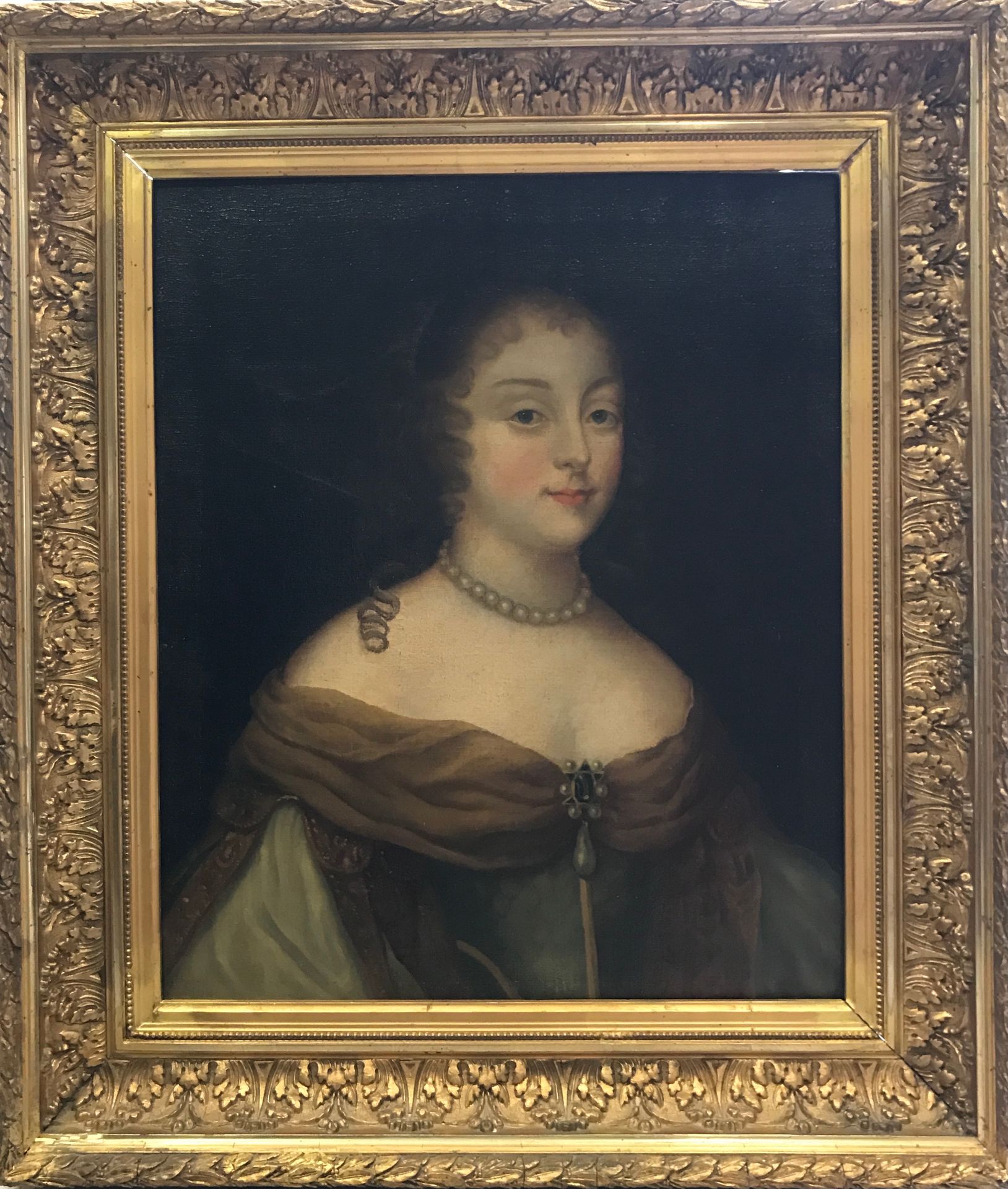 Null Ecole du XIXe siècle "Femme au collier de perles". Huile sur toile. Haut. 6&hellip;