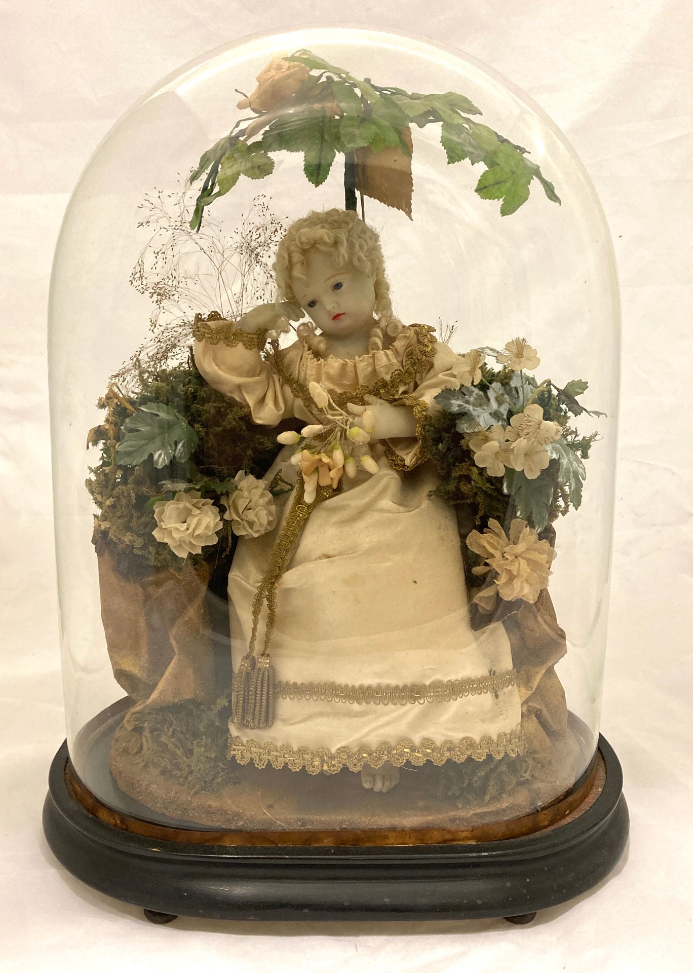 Null 
"婴孩耶稣的天堂

在一个吹制的玻璃球下，有一个蜡像，在一个涂漆的纸板框架里，有人造植物和苔藓。

拿破仑三世时期。

高45厘米。长33厘米。深度&hellip;