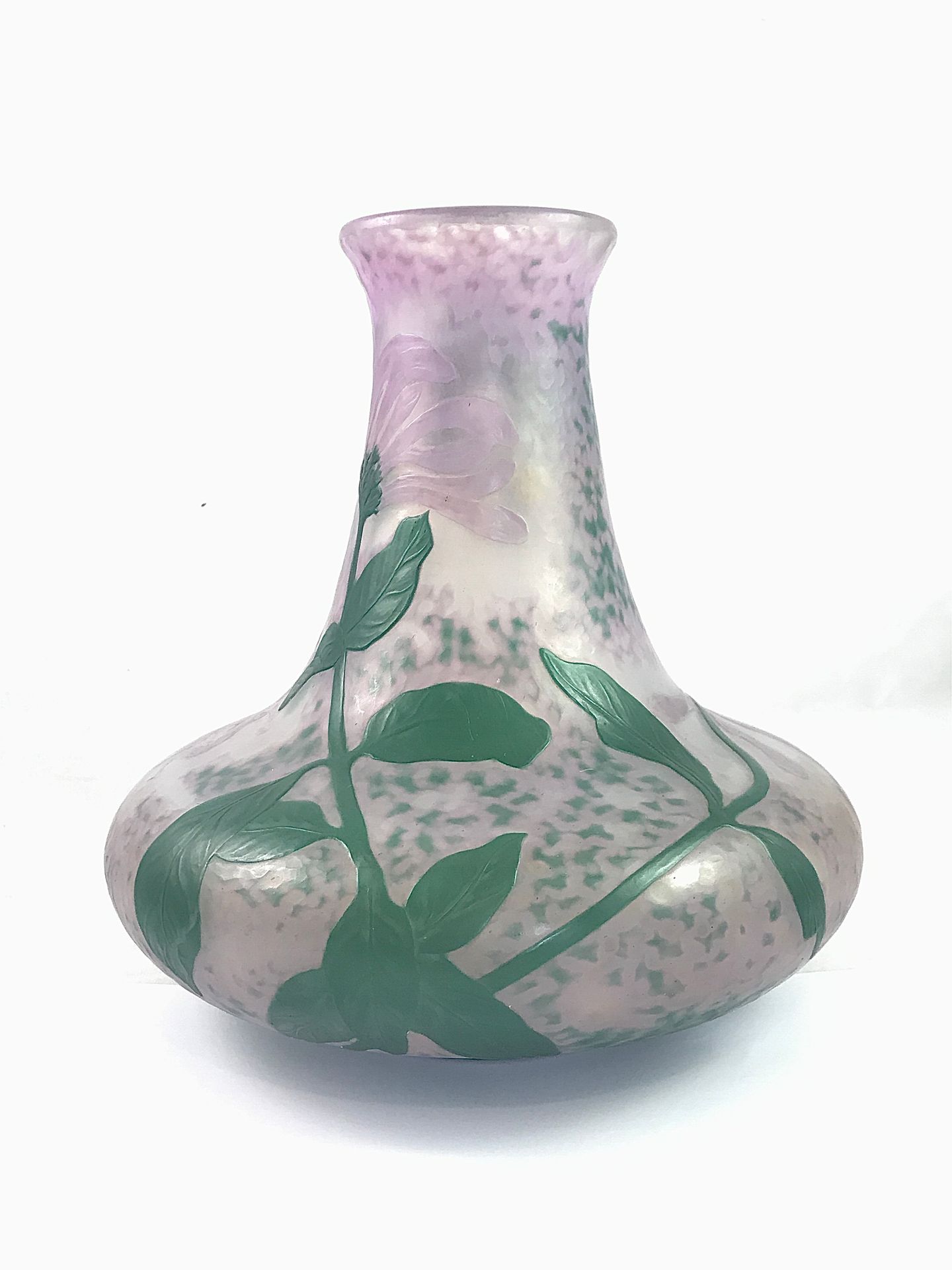 Null DAUM 南希

花瓶

吹制玻璃，内衬淡紫色和绿色，装饰有含苞待放和盛开的金银花，在锤击的背景上雕刻和浮雕。

底座上有 "Daum Nancy "&hellip;