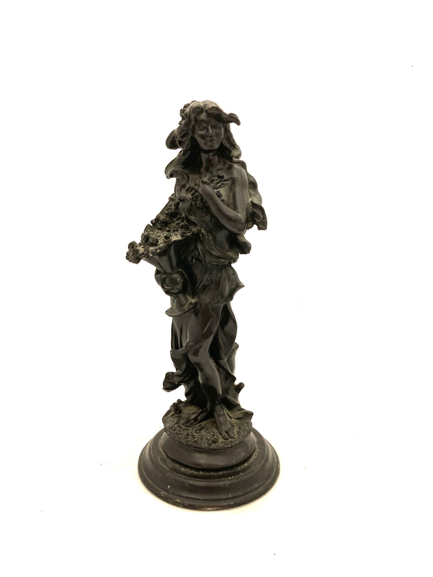 Null Femme au bouquet. Régule à patine brune de style Art nouveau. Haut. 30,4 cm&hellip;