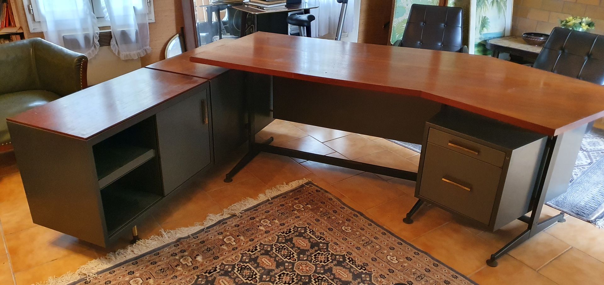 Null 
TRAU en Turín

Gran escritorio de dirección en chapa lacada gris y madera &hellip;