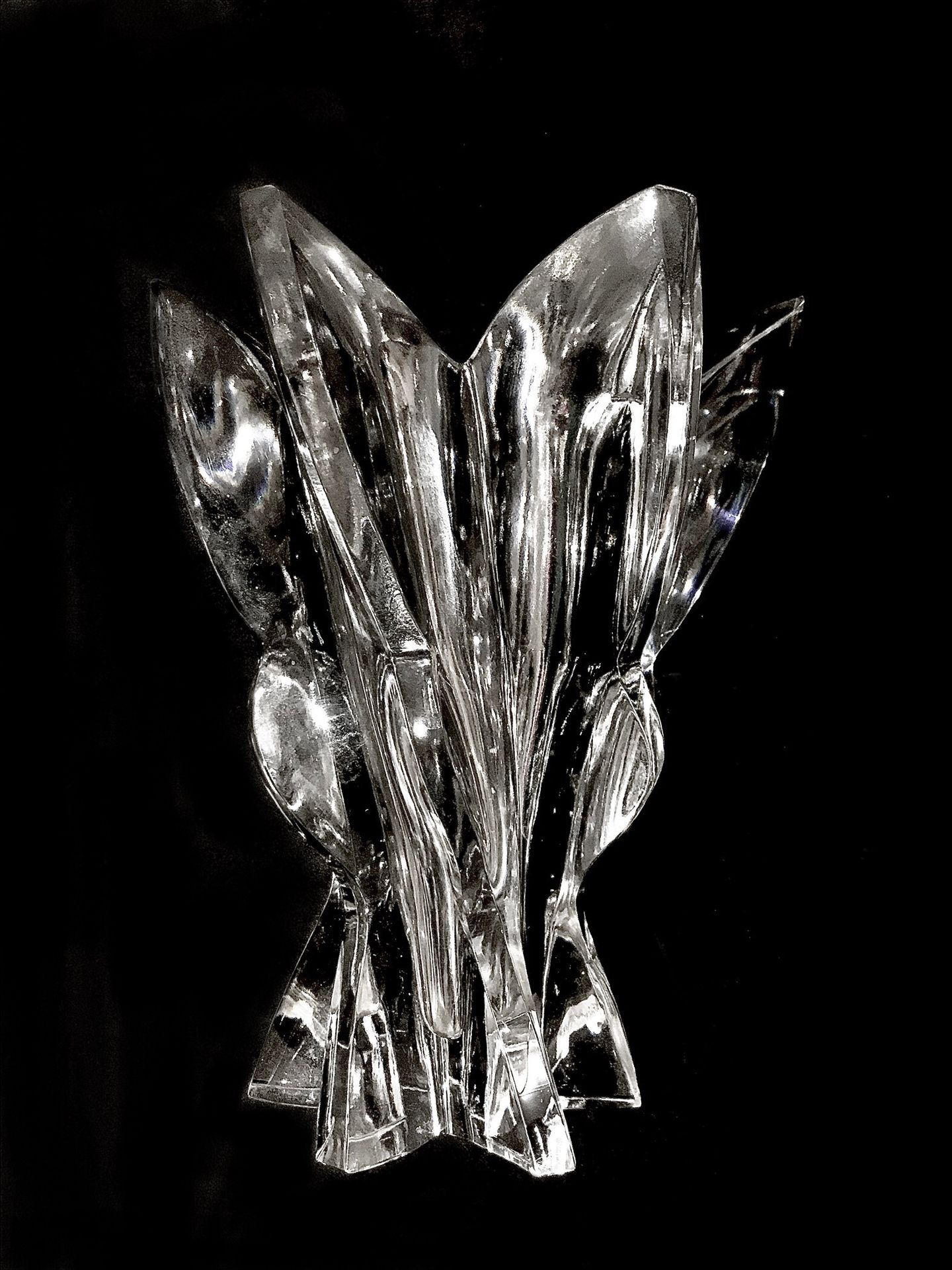 Null LALIQUE，水晶花瓶，有大的凸出边。背面有 "Lalique France "的签名。高29.3厘米。基地上的芯片。