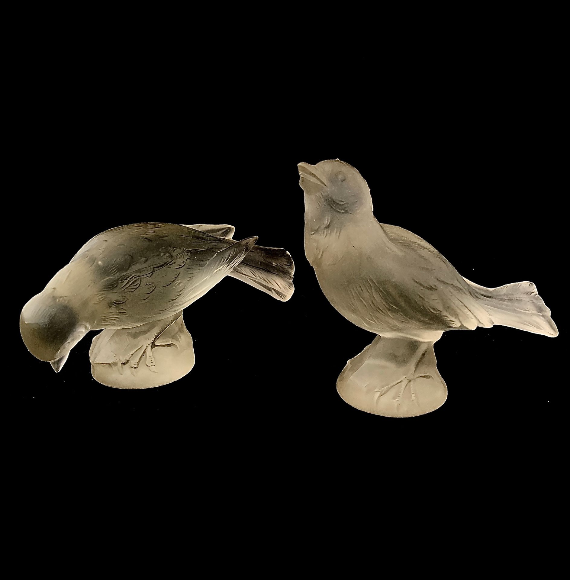 Null VERLUX。两件模塑玻璃雕塑，代表两只麻雀。在他们的基地上签名。马特效应。其中一只的底部有破损，鸟嘴缺失，另一只的尾部有破损。高度：8和11厘米。宽&hellip;