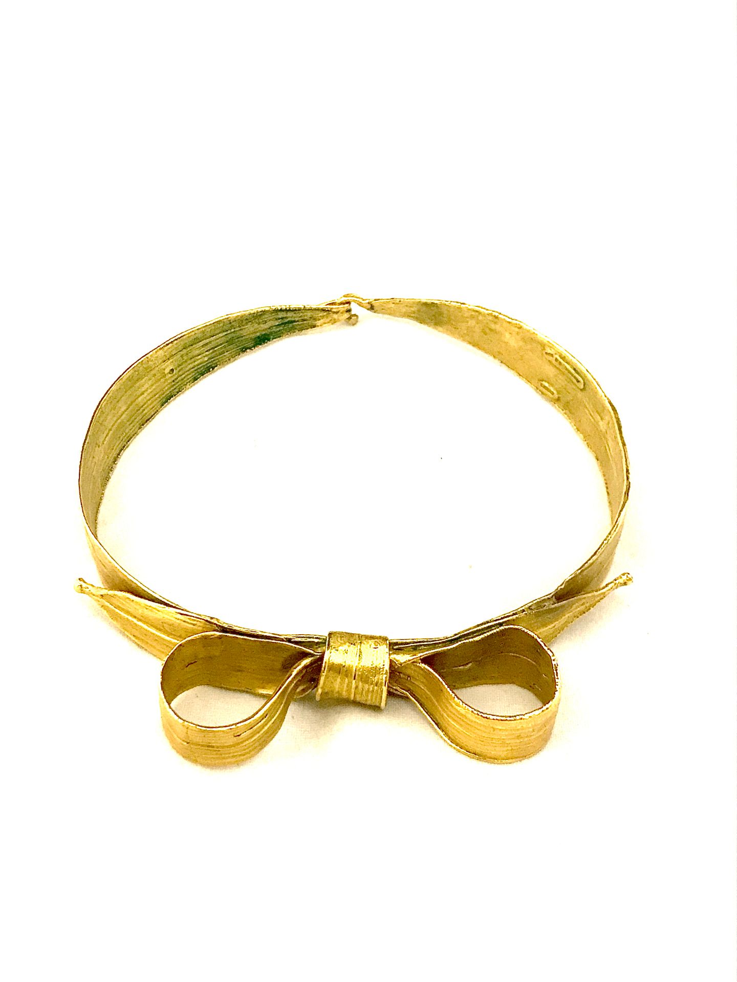Null 
Claude LALANNE 1924-2019

Choker项链，形成一个玫瑰花结。 

镀金的青铜珠宝。出版商的印章和艺术家的签名。编号为52&hellip;