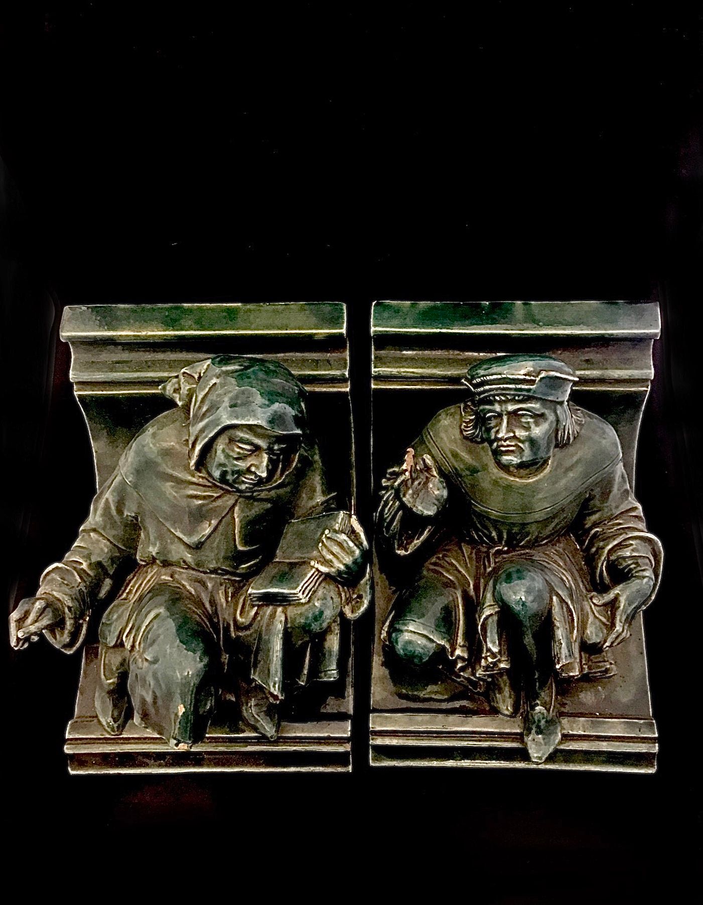 Null Paar Konsolen aus glasiertem Terrakotta im mittelalterlichen Stil. Kratzer,&hellip;
