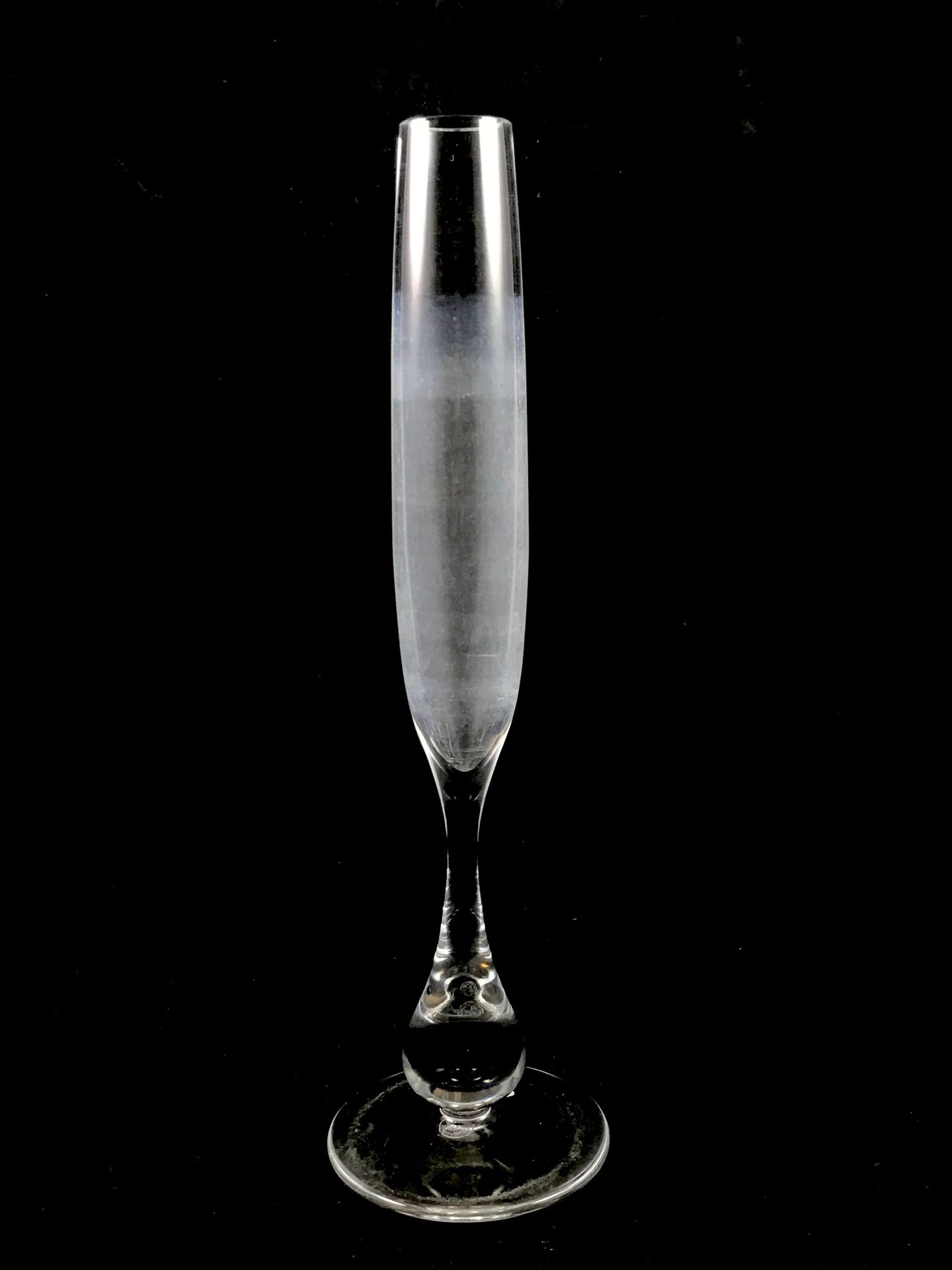 Null Baccarat大型Soliflore花瓶，背面有签名。凸起的脚。高34厘米。一个模制的玻璃盘，直径28厘米。
