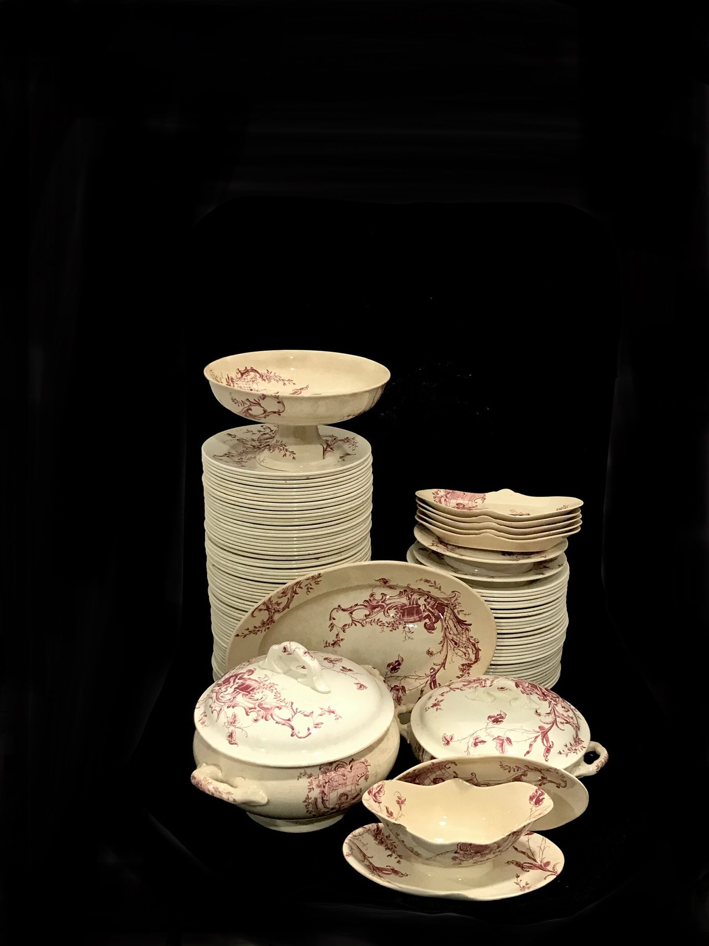 Null 波尔多，Jules VIEILLARD制造，部分精细陶器服务包括：67个餐盘，44个甜点盘，28个汤盘，7个盘子，2个装盘杯，2个装盘，1个沙拉碗，2&hellip;