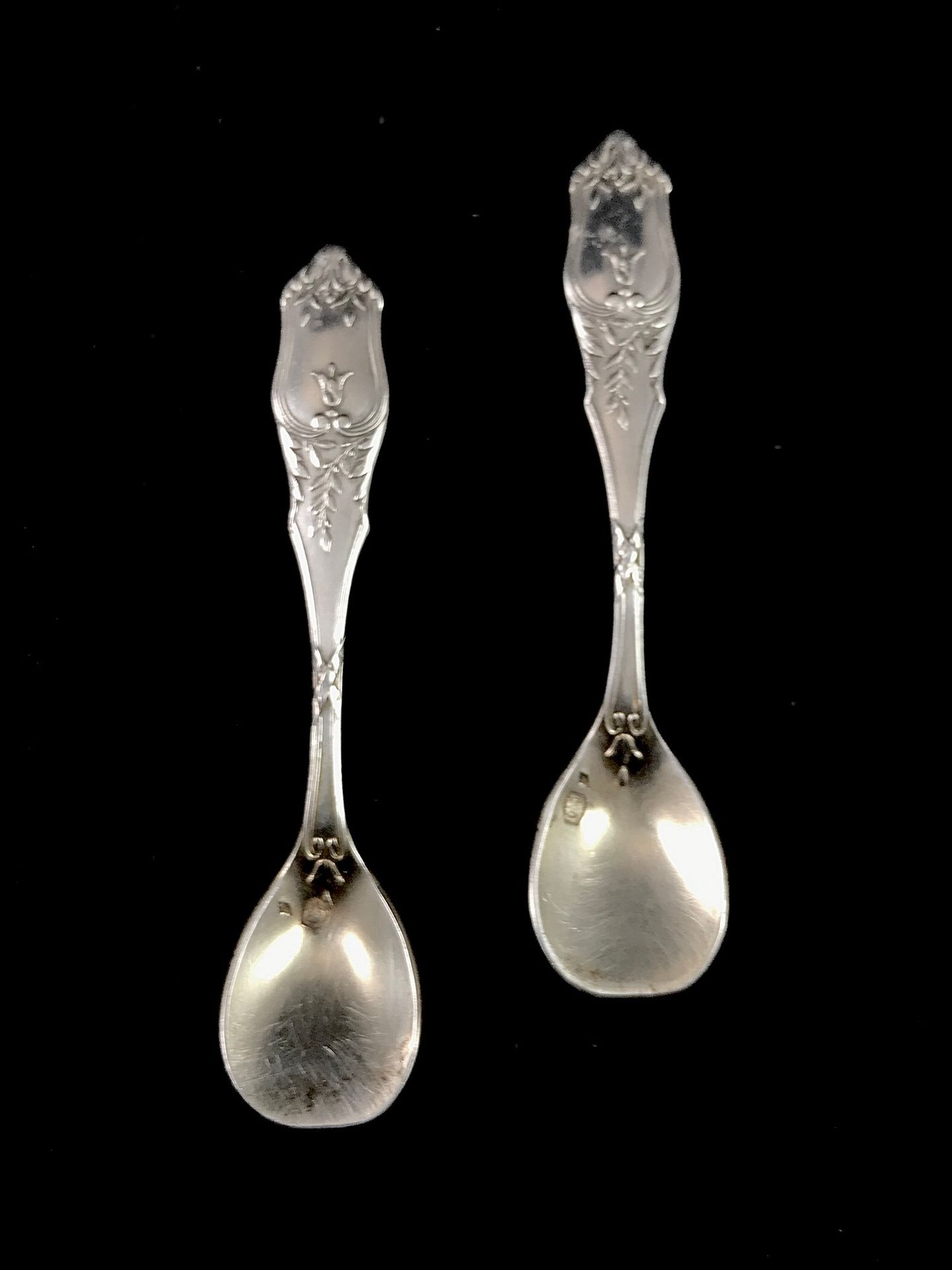 Null 
A pair of 800°/00 silver salt scoops, hallmarked Minerve second title. Len&hellip;