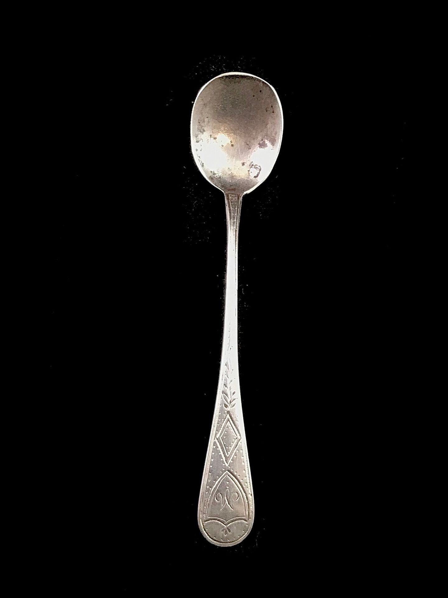 Null 
一对950°/00的银盐勺，印有Minerve字样。长度：8.5厘米。总毛重：12.83克。