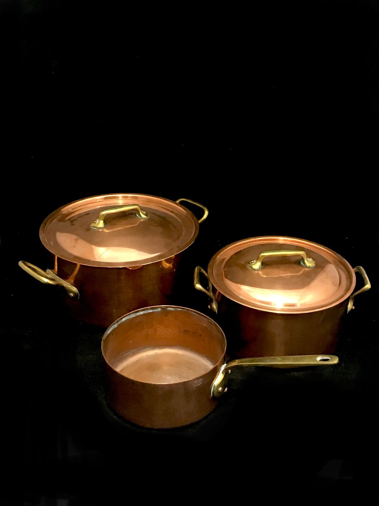 Null Set of three copper pieces including: a pot and two pans. Diameter: 24; 20,&hellip;