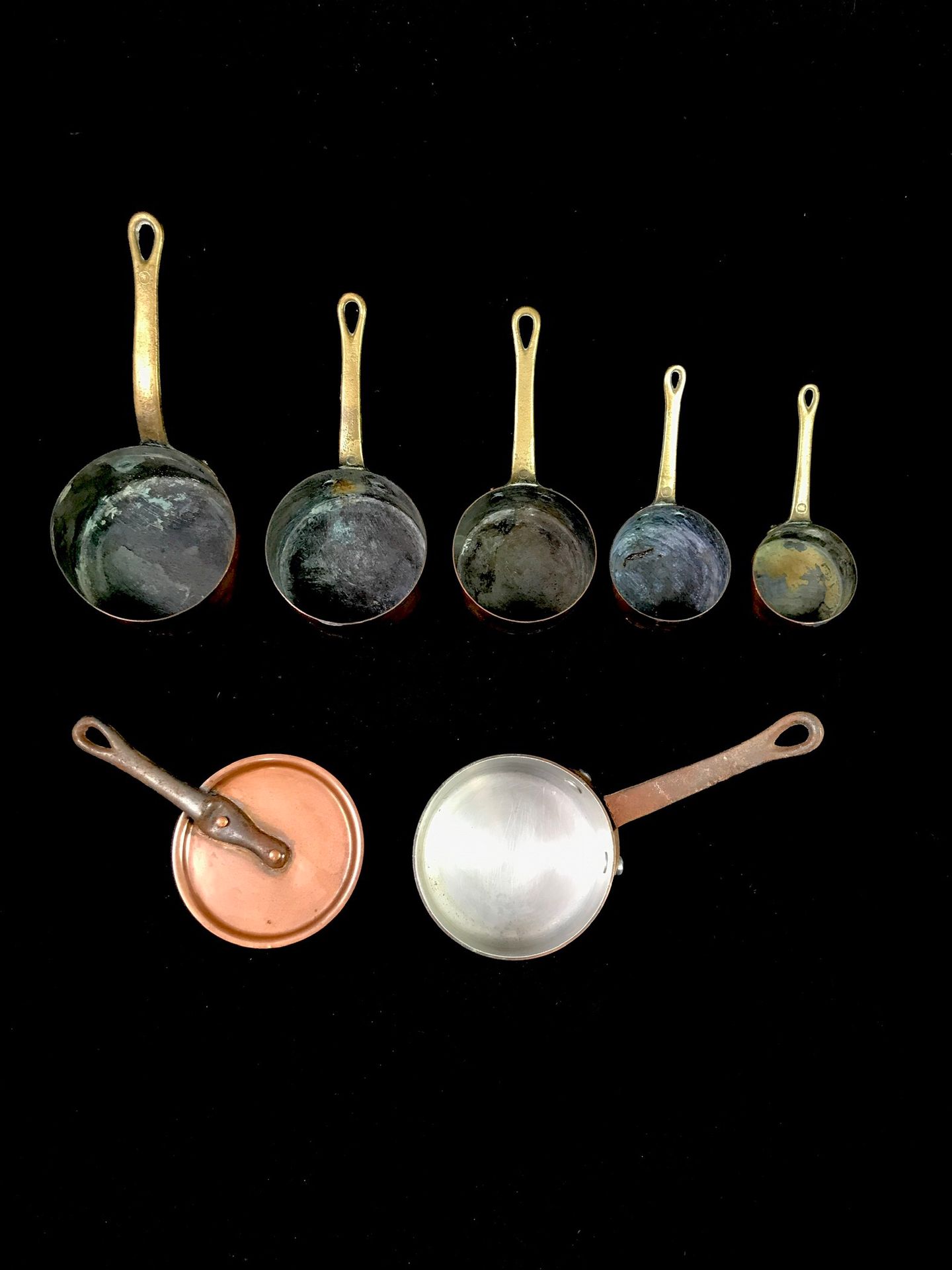 Null Suite of 5 copper cassolettes. A saucepan and its lid are attached. Height &hellip;