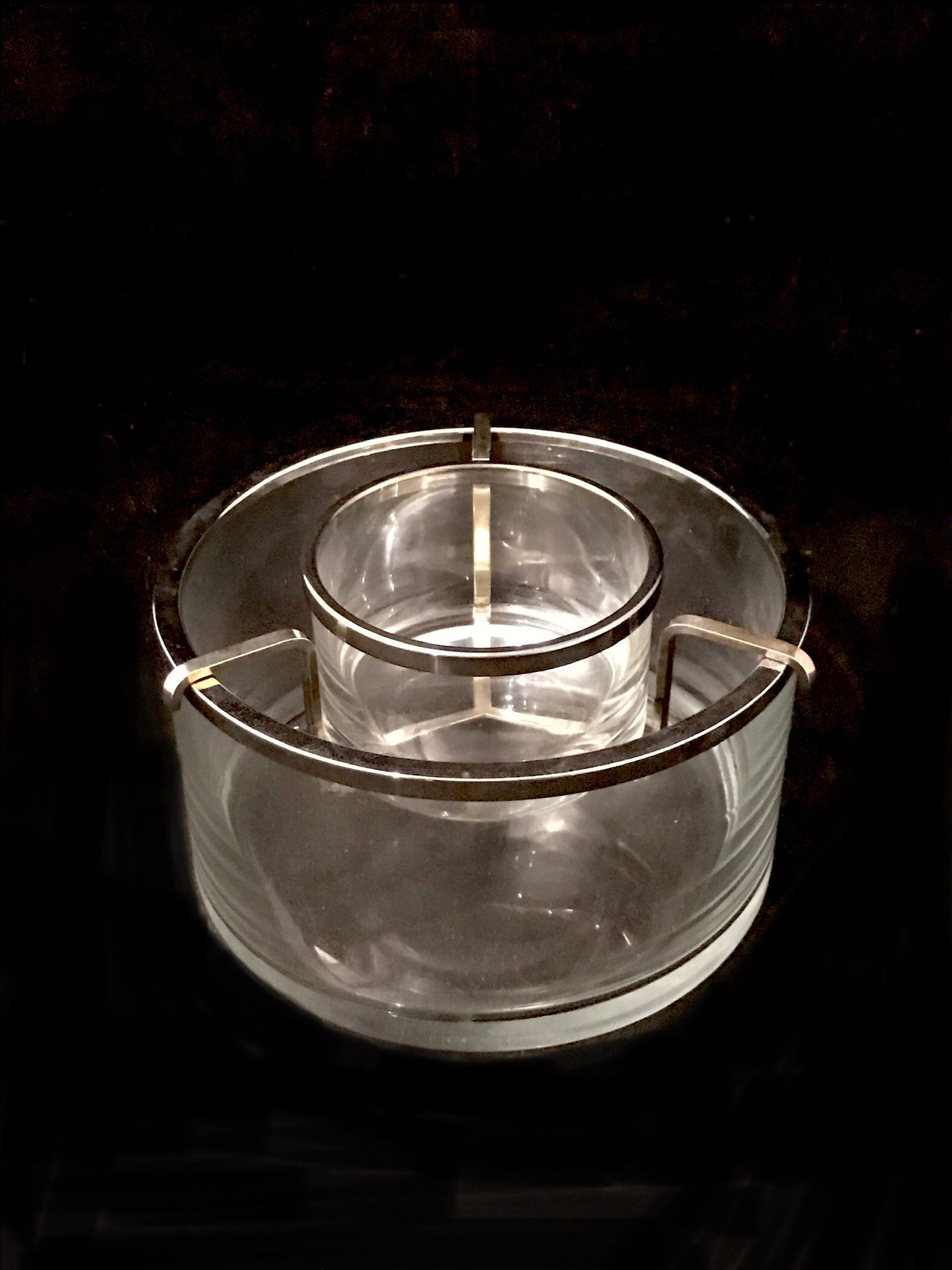Null Saint HILAIRE，巴黎金匠，模块化鱼子酱服务，由两个吹制的玻璃杯和可移动的支撑网组成，镀银金属支架。高11厘米。直径20厘米。在其原来的盒子&hellip;
