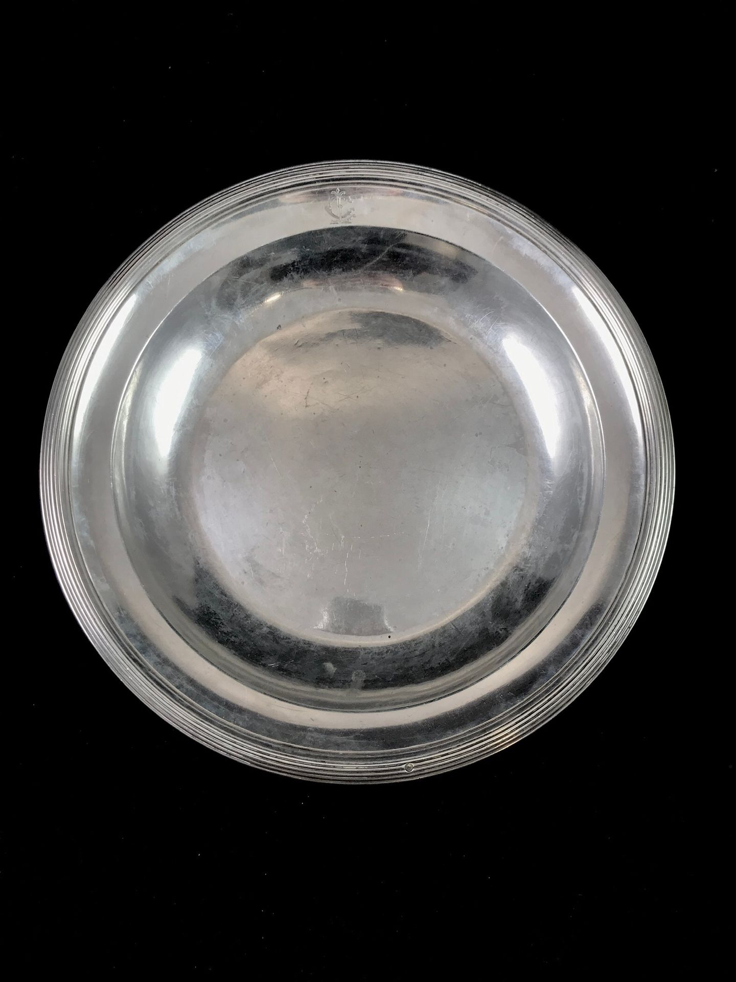 Null 950°/00银制圆形空心碟，19世纪初。直径：30厘米。总毛重：858克。
