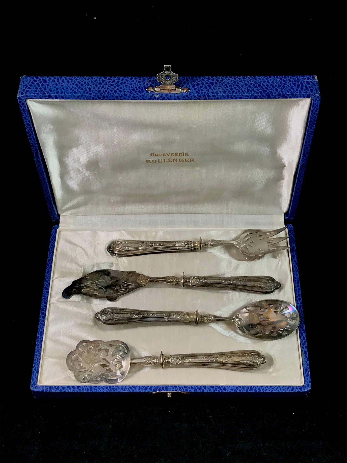 Null A silver and silver-plated hors-d'oeuvres service, decorated with iris in f&hellip;