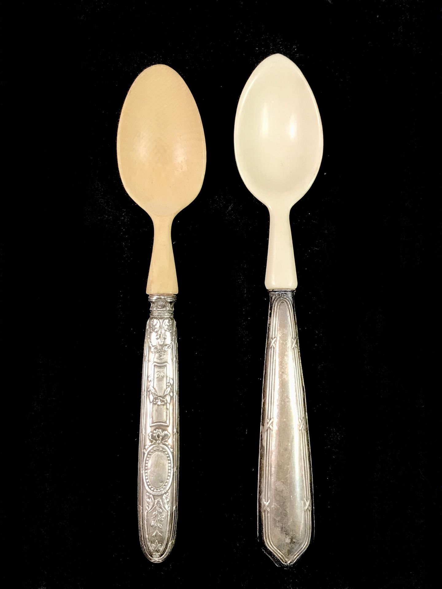 Null 两个沸腾的勺子，银制手柄，路易十六风格。长15厘米。总重量。44克。