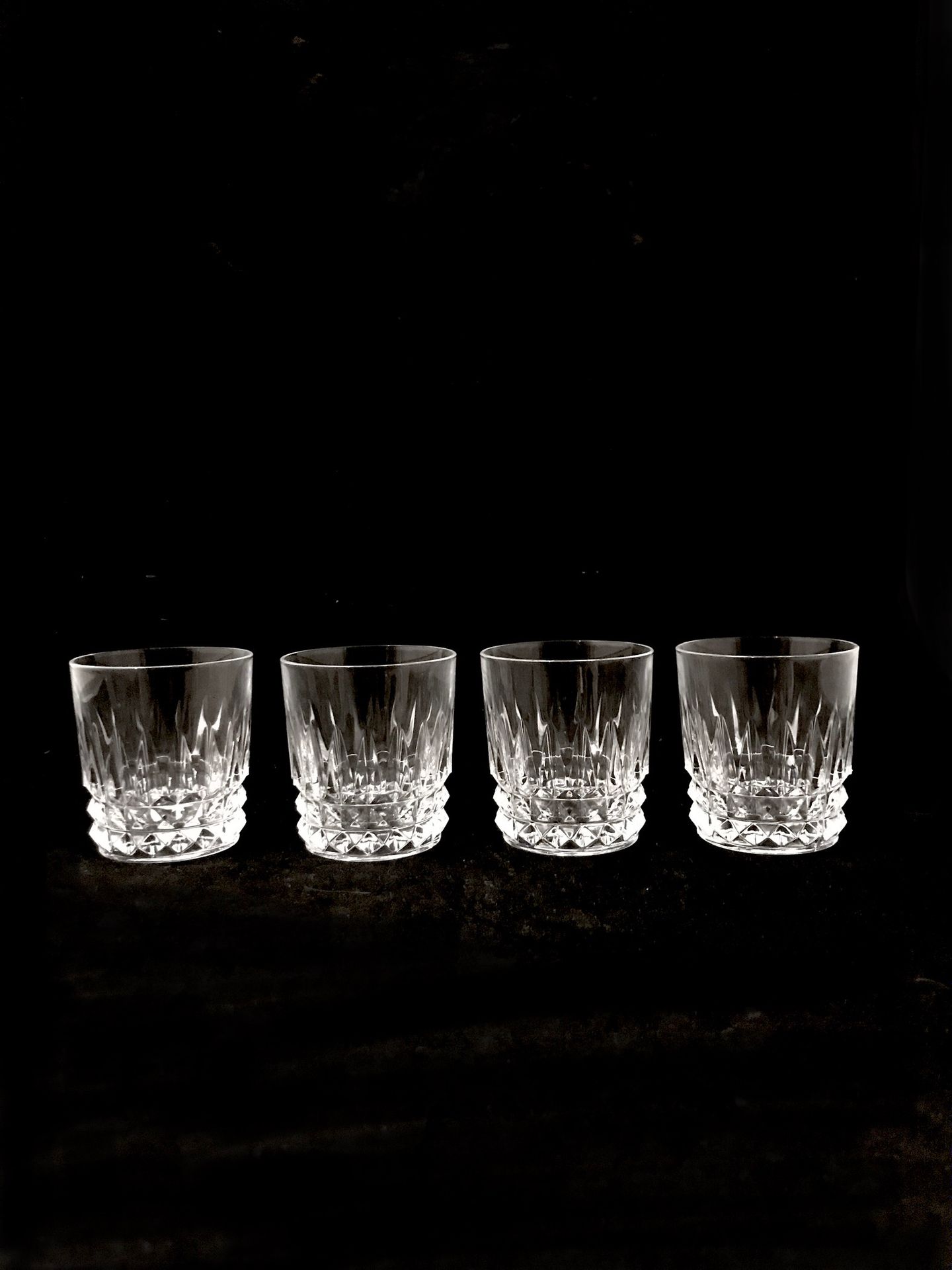 Null Conjunto de 12 vasos de whisky de vidrio moldeado. Hay 4 vasos de whisky de&hellip;