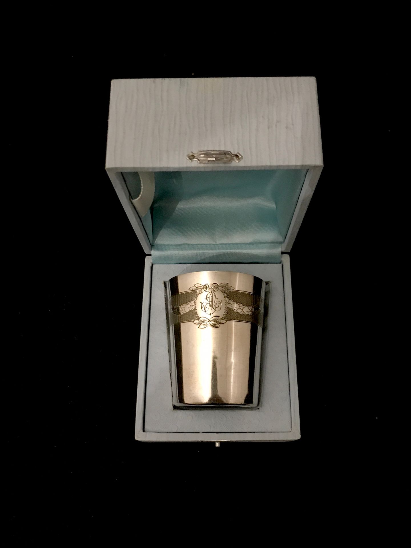 Null 
一个Minerva银质高脚杯，第二个标题是800°/00，在玑镂背景上装饰着一个花环，支撑着一个有图案的奖章。在它的盒子里。高7,6厘米。直径6.5&hellip;
