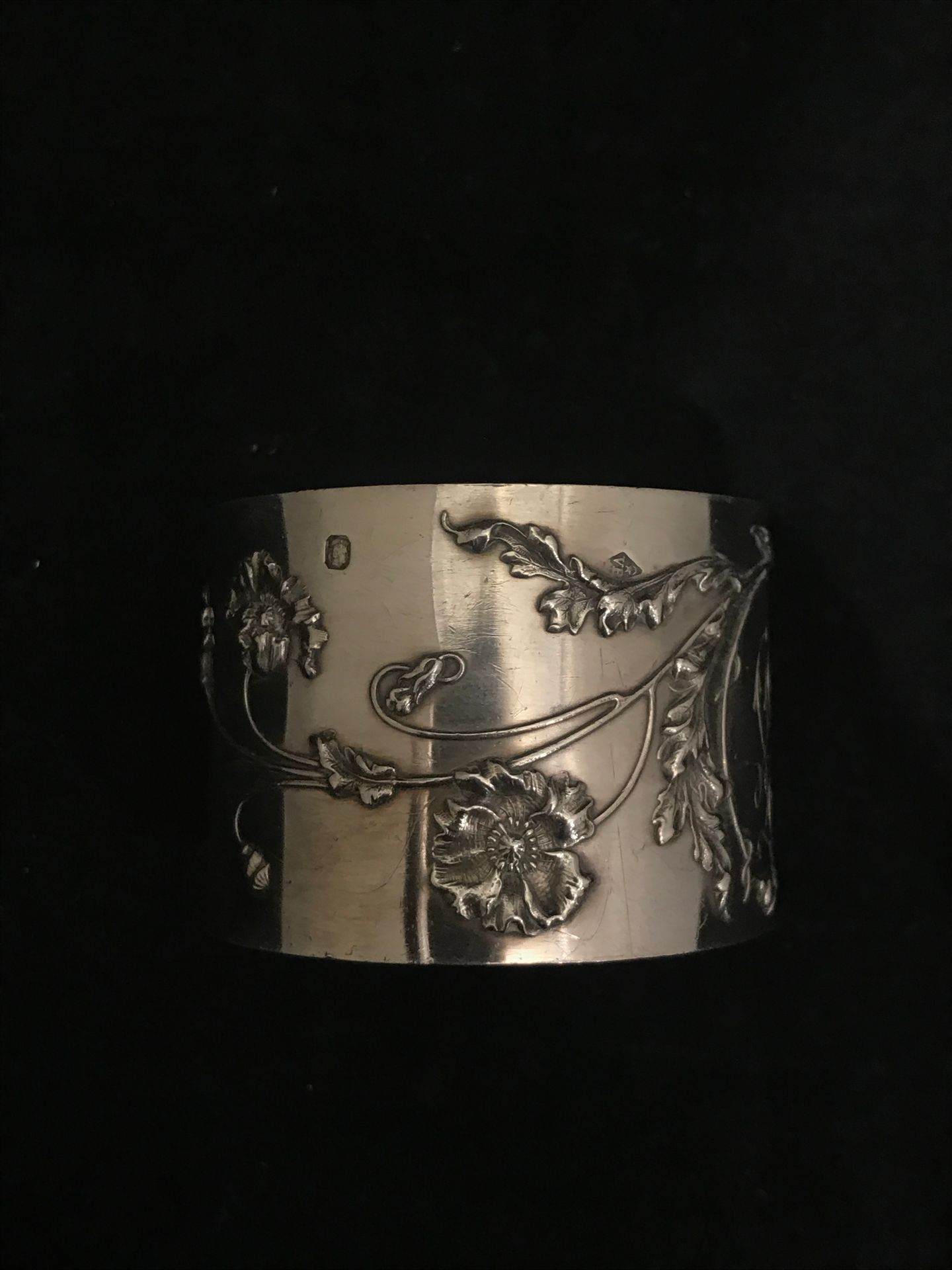 Null 
Minerve银950°/00的餐巾环。有重塑花纹的装饰。刻有 "C.G. "字样的圆形图案。直径：5.2厘米。重量：38.38克。边缘处有小裂缝。
