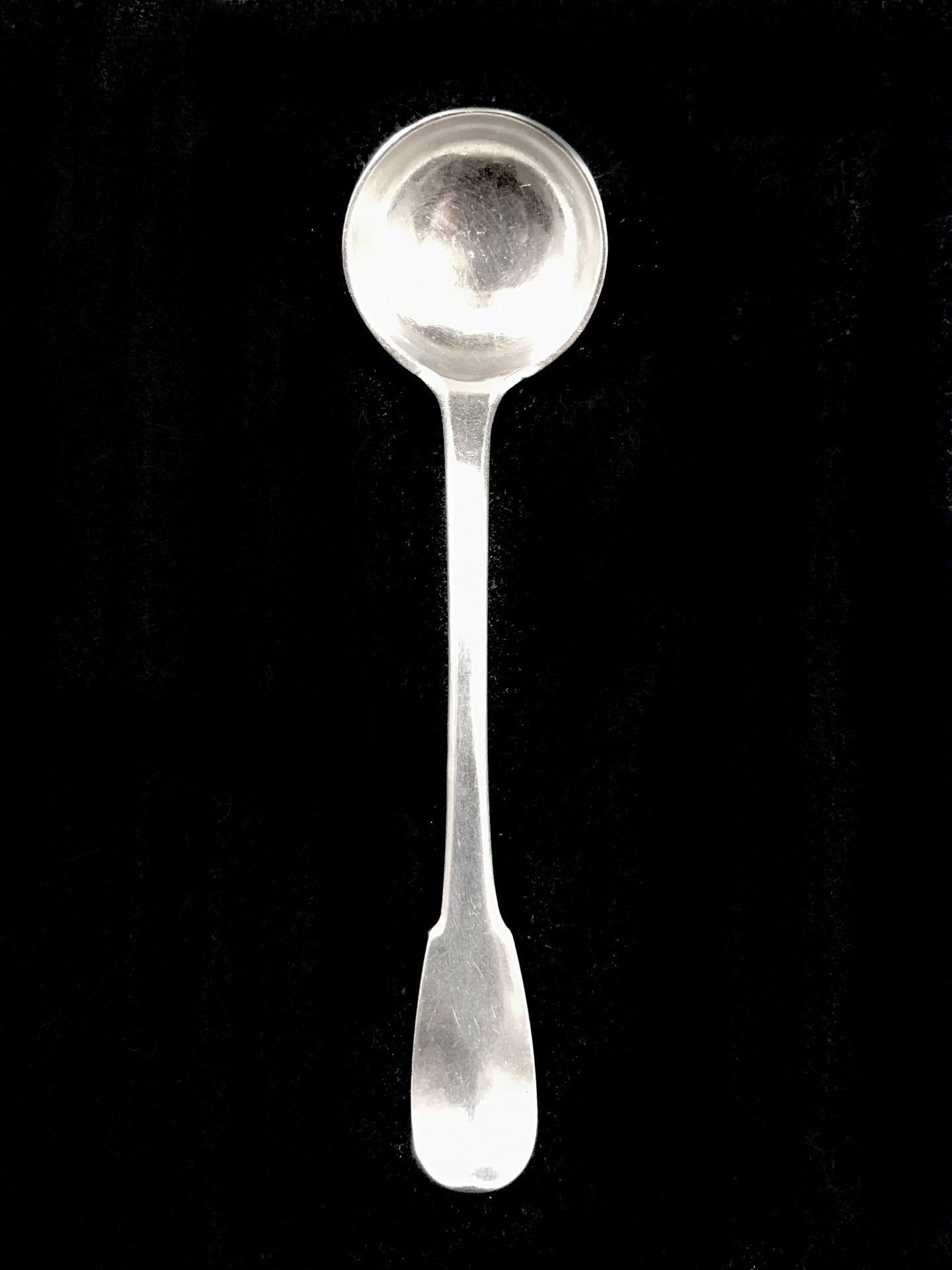 Null 
一把银质锅勺。单一平面模型，有图案。18世纪。长度：11.5厘米。总毛重：17,08克。