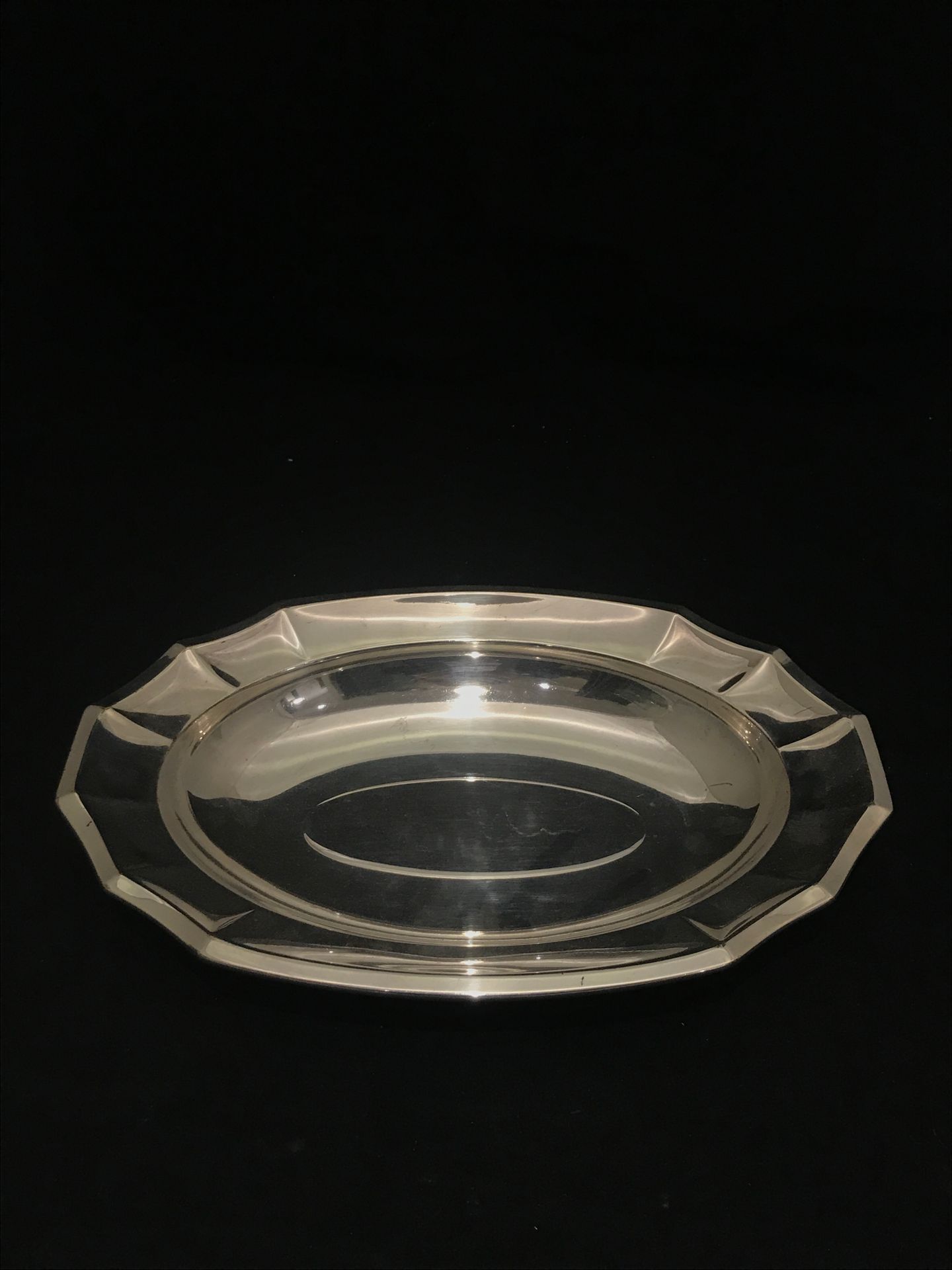 Null O. GALLIA, ovale Platte aus versilbertem Metall mit abwechselnd einfarbigem&hellip;